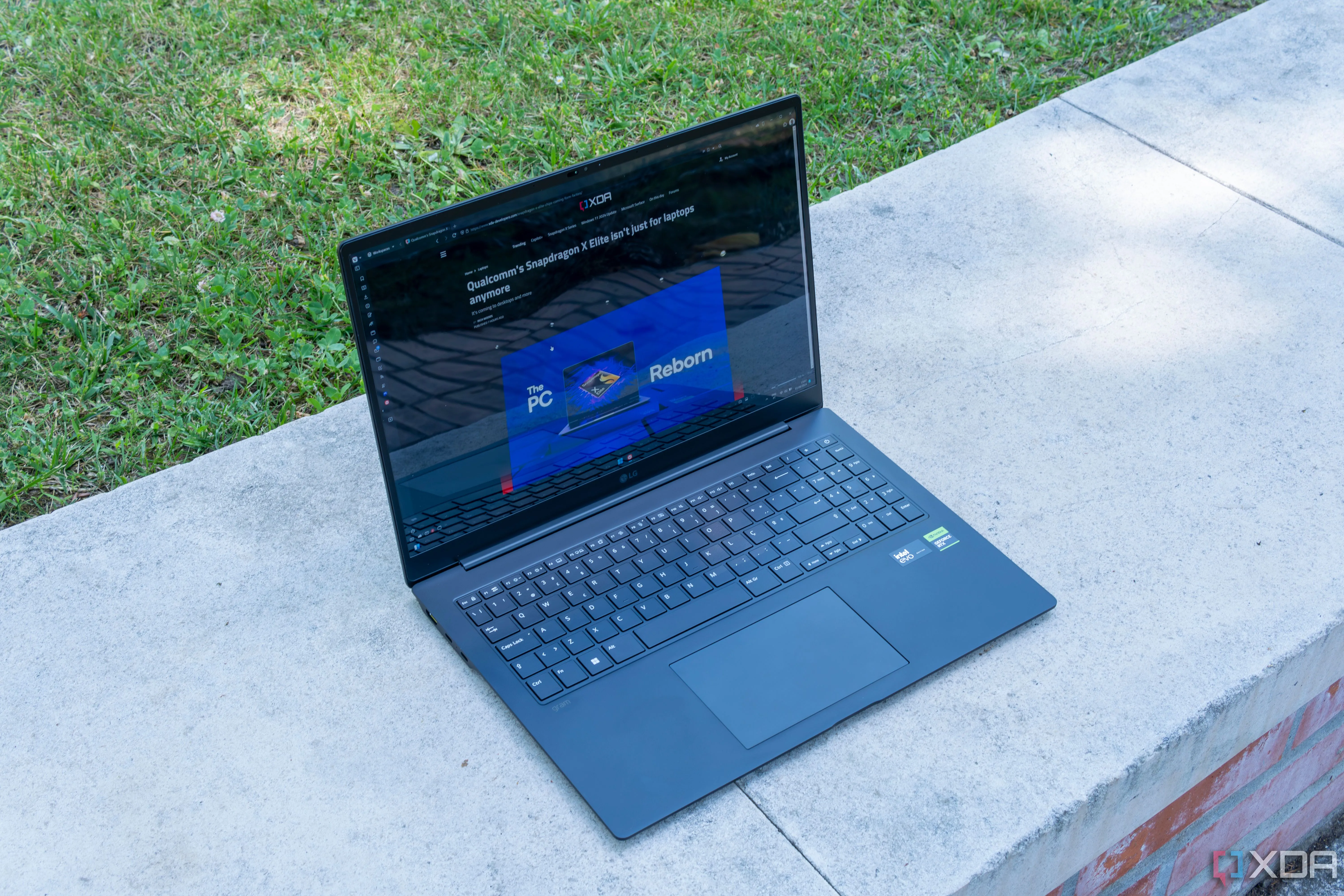 Laptop LG Gram Pro hiển thị bài viết XDA, góc nghiêng bên phải