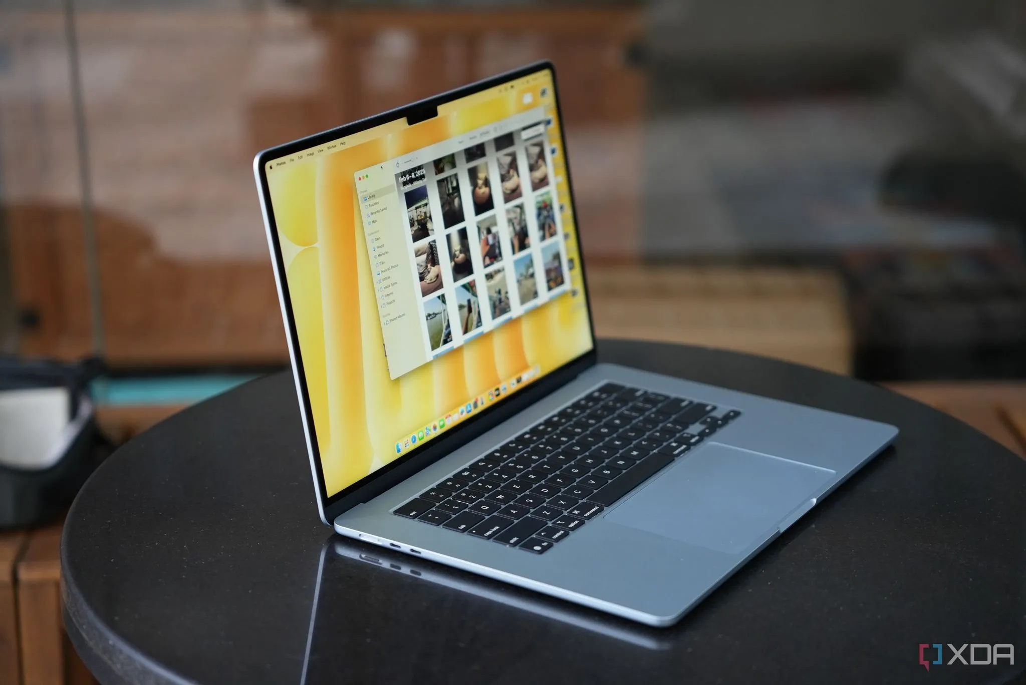Laptop MacBook Air với chip M4 mới nhất của Apple, thiết kế mỏng nhẹ và sang trọng