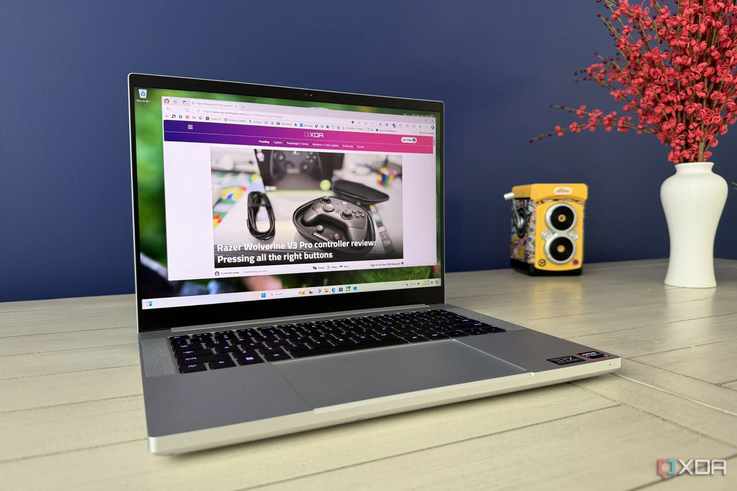 Laptop Razer Blade 14 2024 trên bàn, minh họa thiết bị Windows cao cấp nhưng vẫn cần được bảo vệ