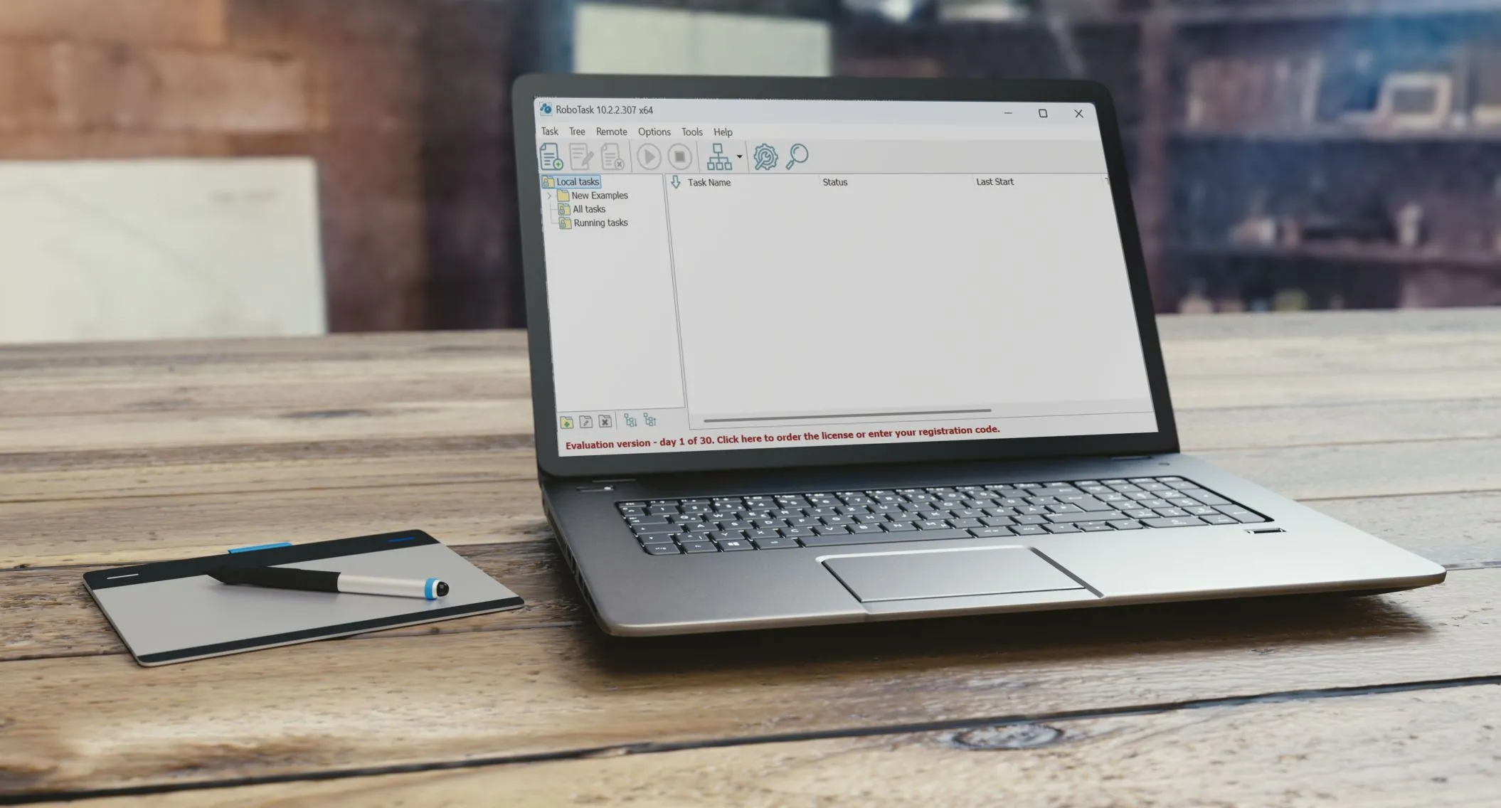 Laptop trên bàn gỗ với ứng dụng RoboTask đang hoạt động