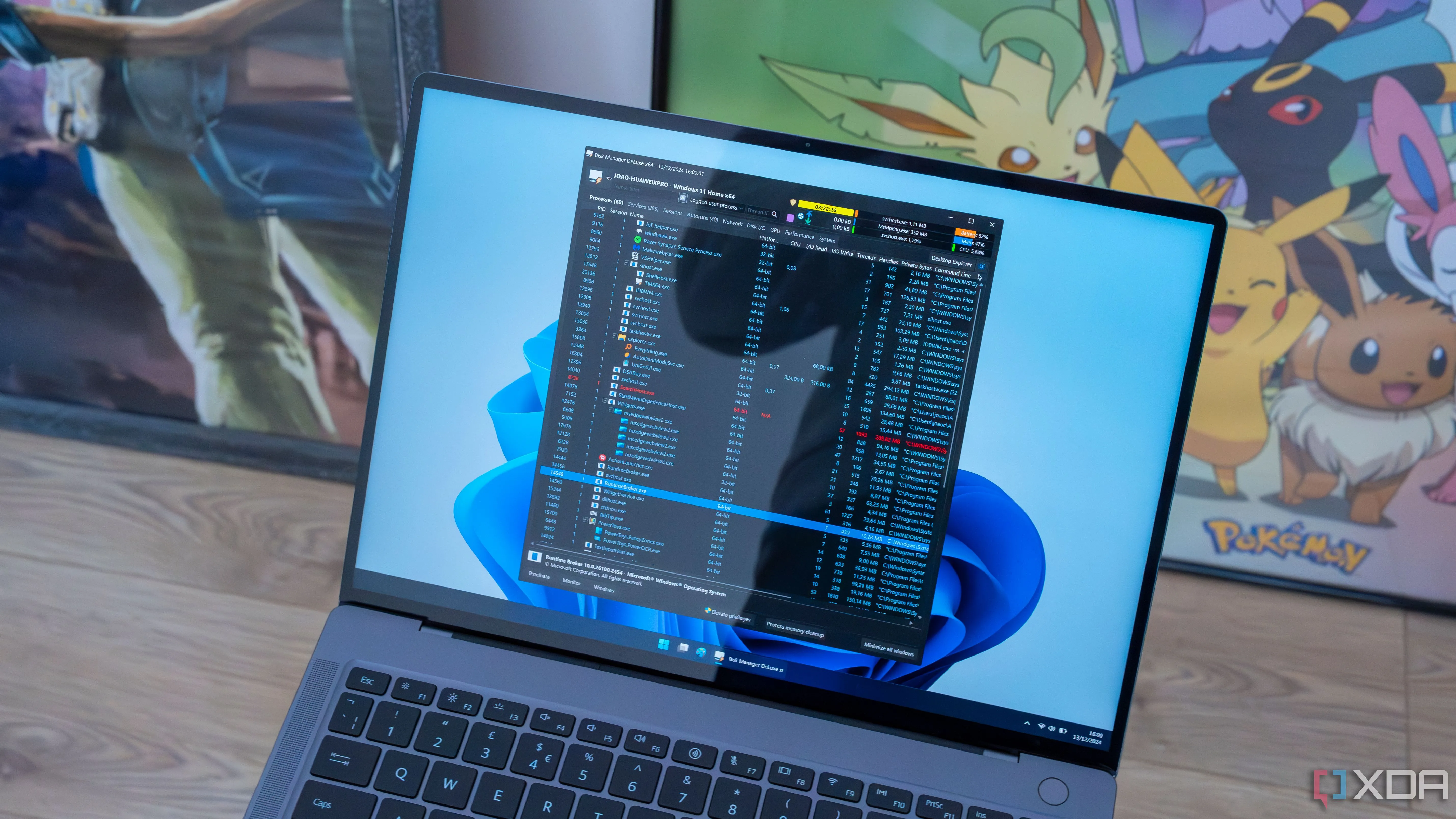 Laptop Windows 11 hiển thị giao diện Task Manager DeLuxe