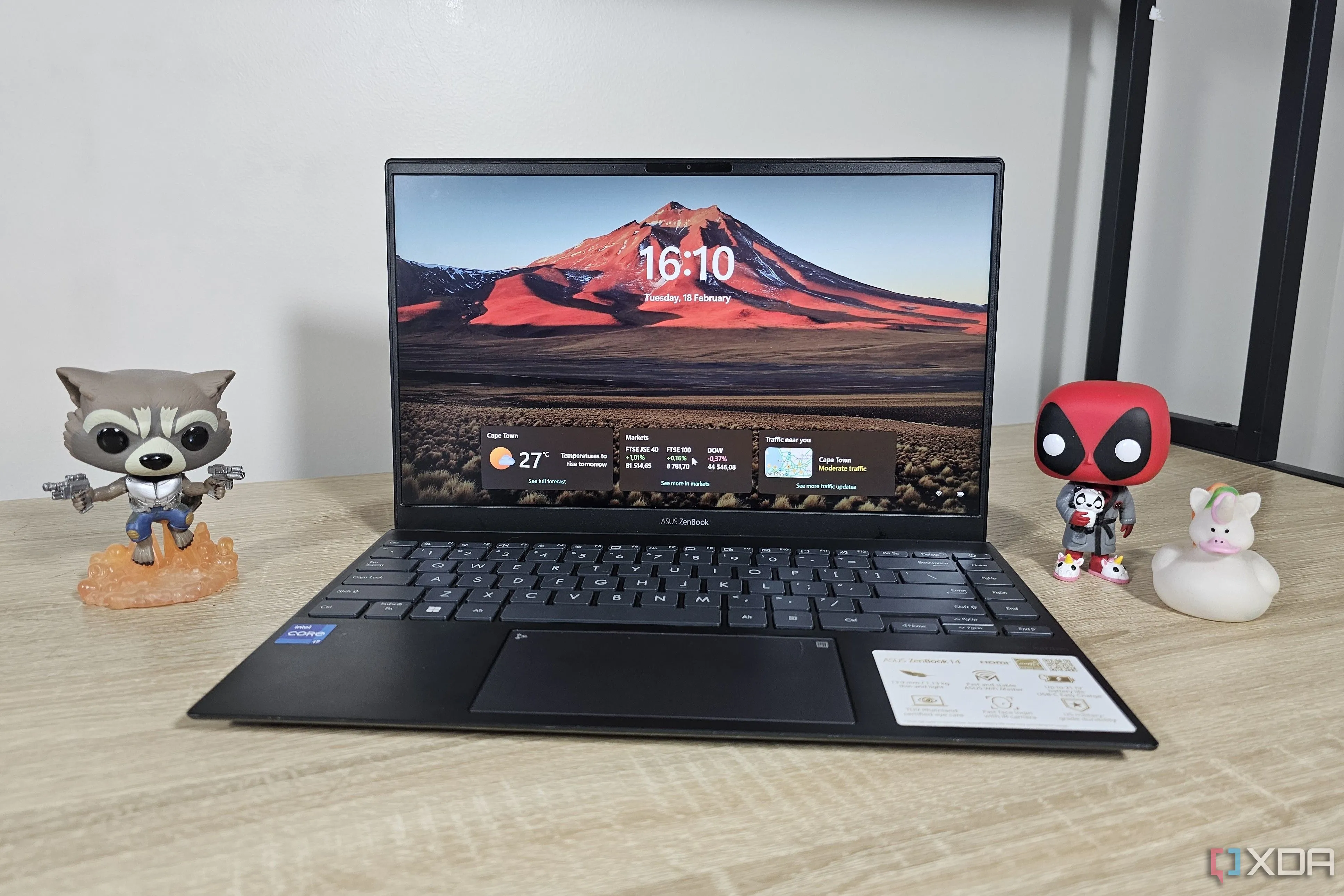 Laptop Windows 11 trên bàn làm việc với các vật trang trí, minh họa môi trường sử dụng Windows
