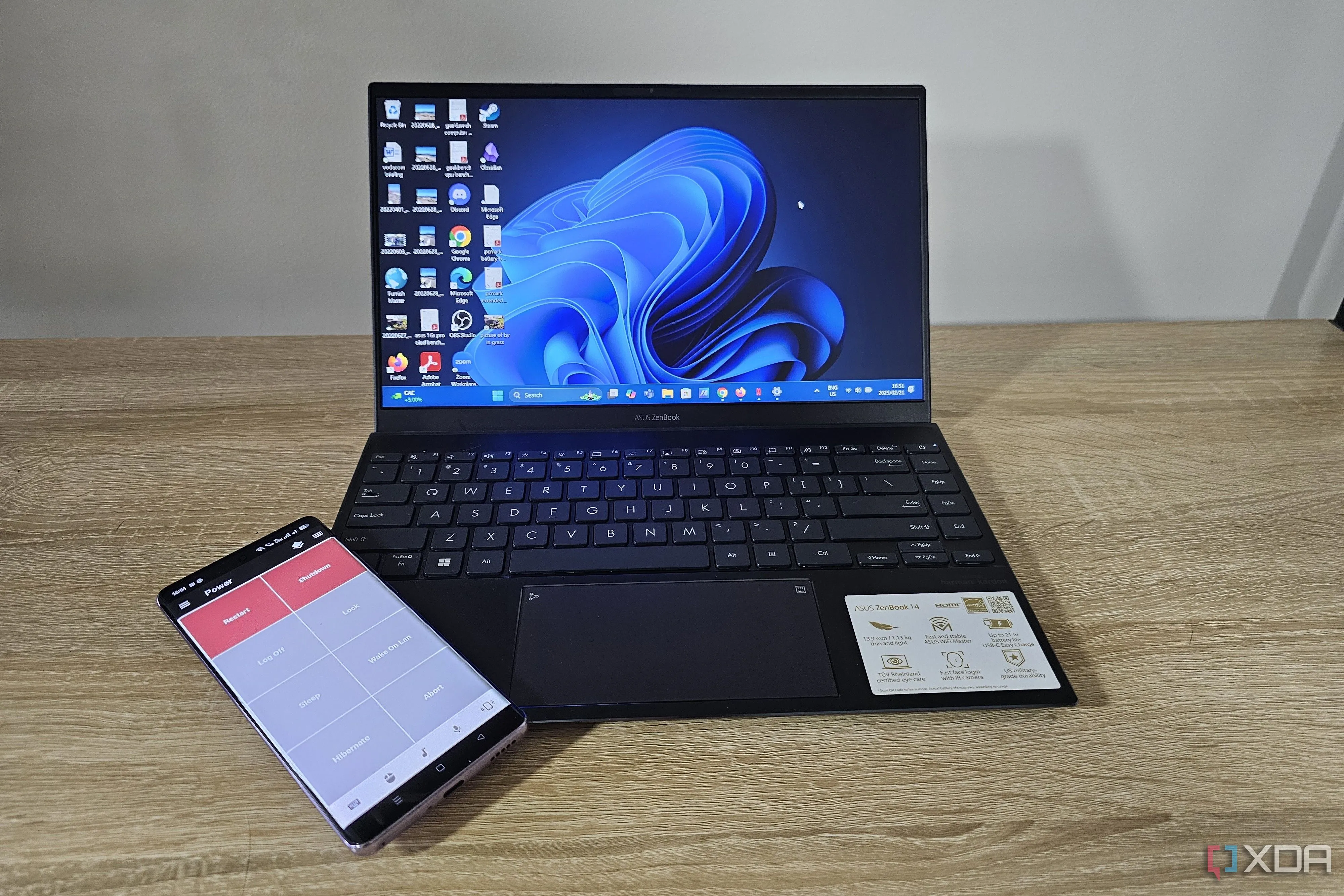 Laptop Windows 11 và smartphone hiển thị remote quản lý nguồn của Unified Remote