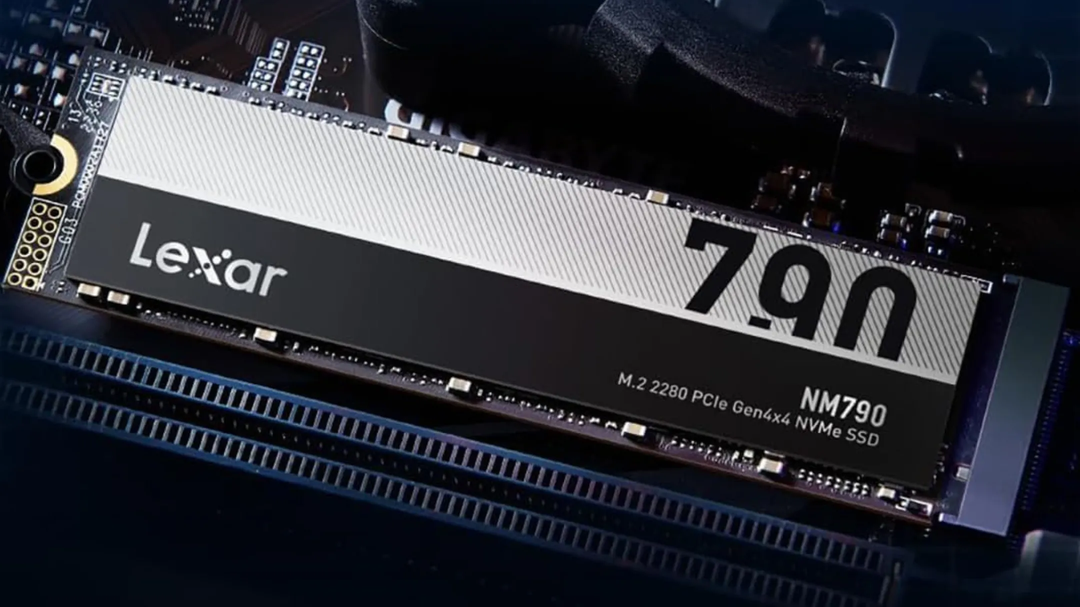 Lexar NM790 M.2 SSD hiển thị các chip nhớ và bộ điều khiển hiệu năng cao