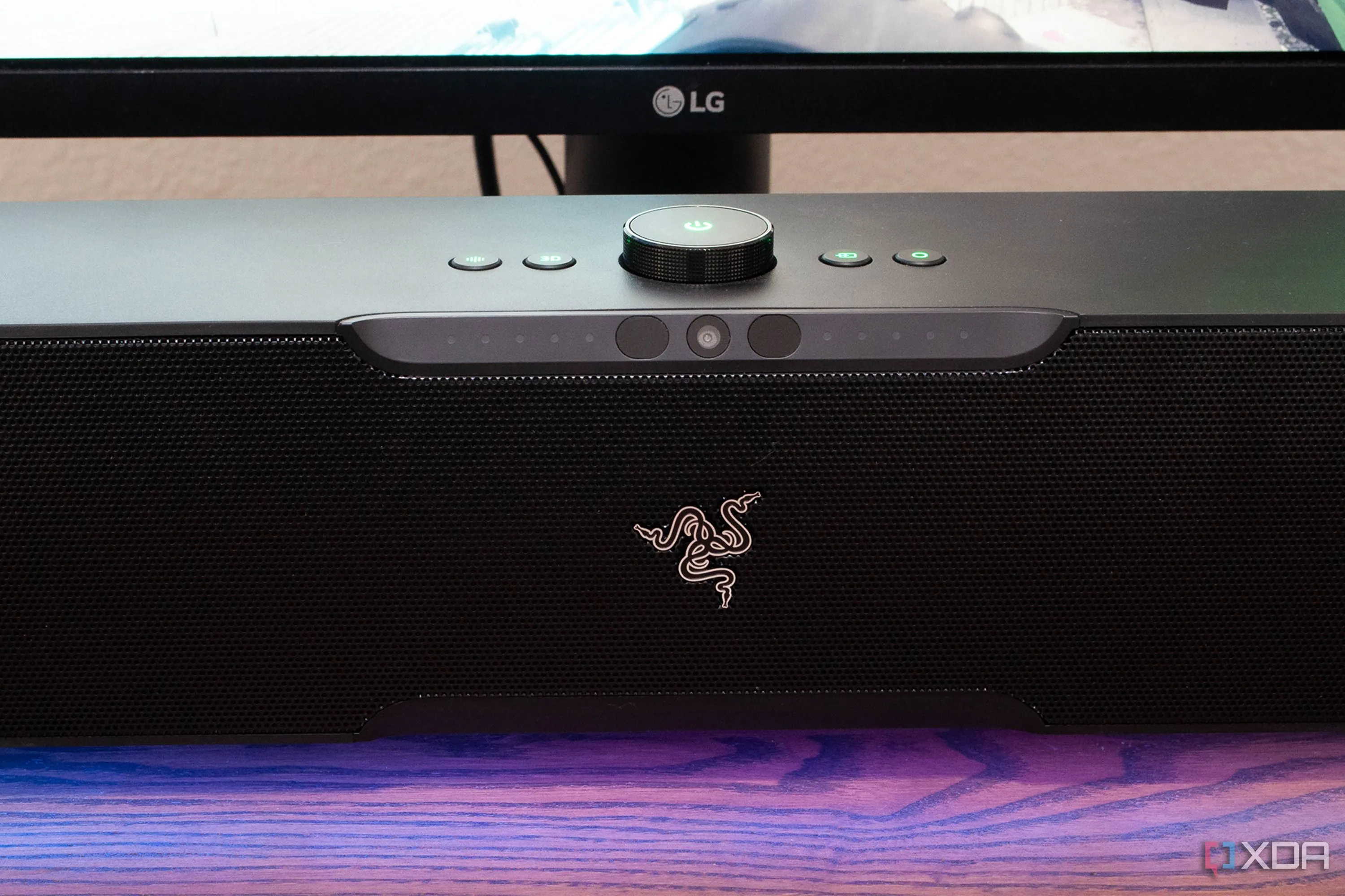 Loa Razer Leviathan V2 Pro với hệ thống đèn RGB rực rỡ, minh họa xu hướng RGB mở rộng ra ngoài PC.