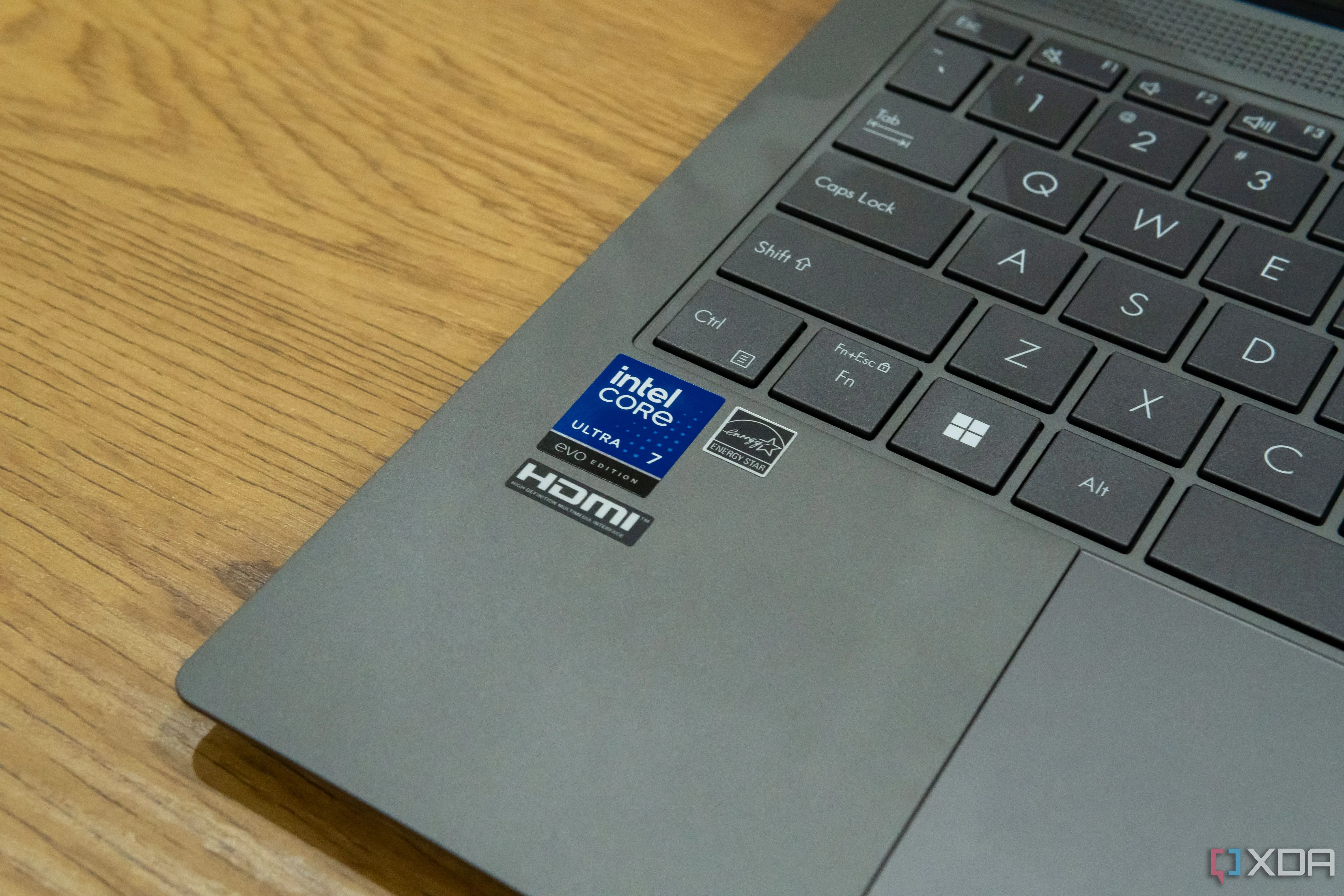 Logo Intel trên máy tính xách tay Asus Zenbook S 14, biểu tượng của một đế chế công nghệ đang đối mặt thách thức