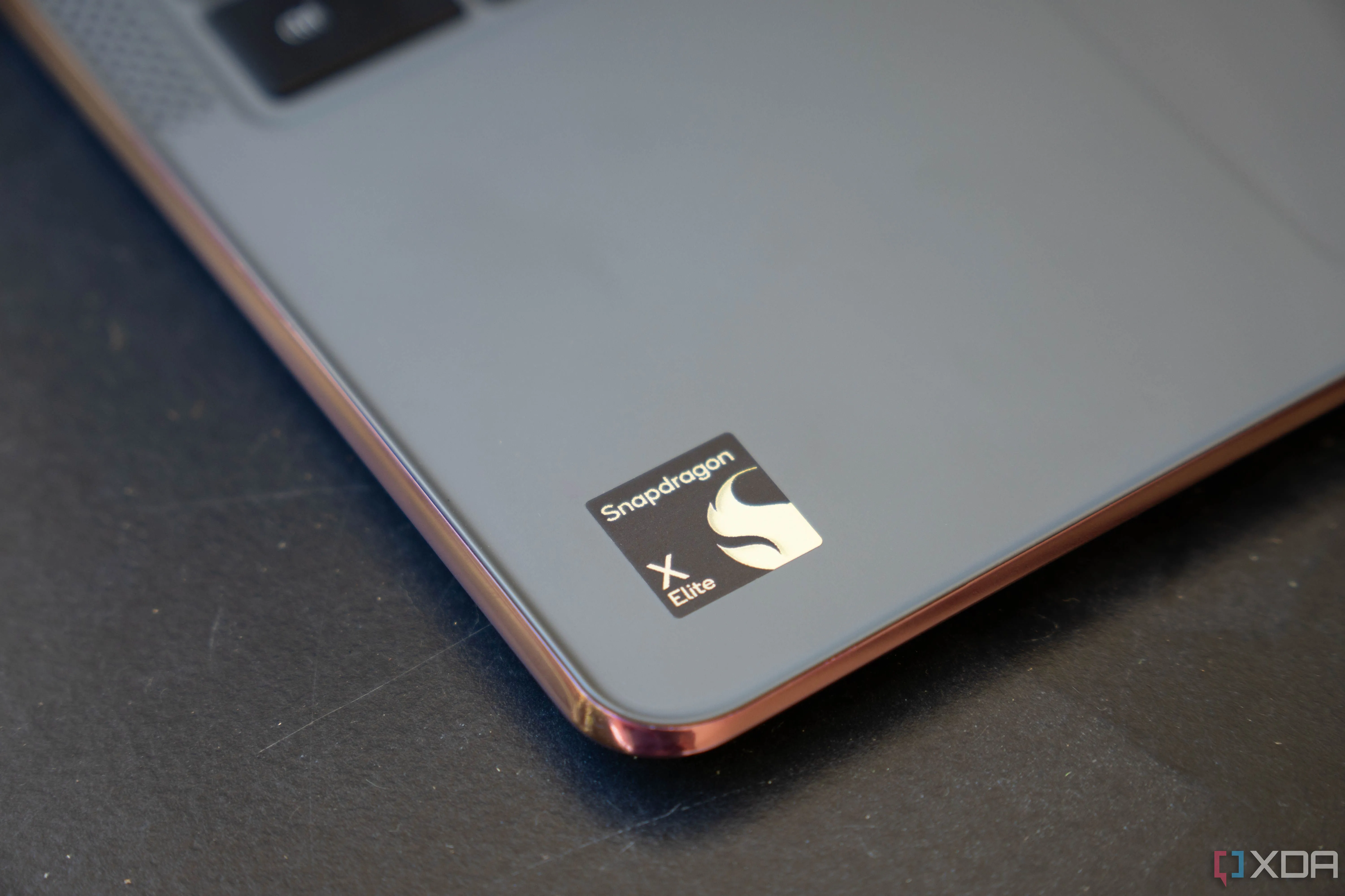 Logo Snapdragon X Elite trên chiếu nghỉ tay của laptop, biểu tượng cho kỷ nguyên PC Windows on Arm hiệu năng cao