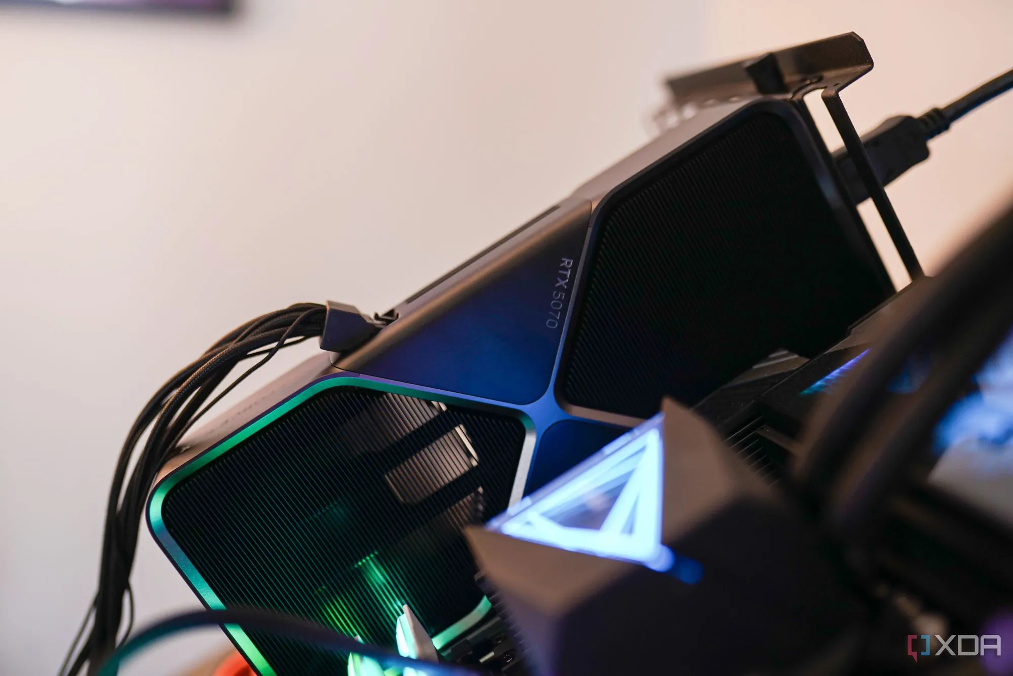 Logo và nhãn hiệu của card đồ họa Nvidia GeForce RTX 5070, thể hiện công nghệ GPU RTX.