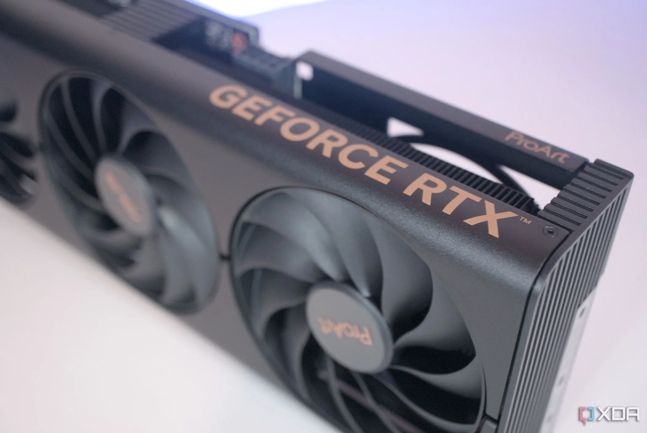 Logo và thiết kế card đồ họa Nvidia GeForce RTX 4060 chuyên dụng cho Ray Tracing.
