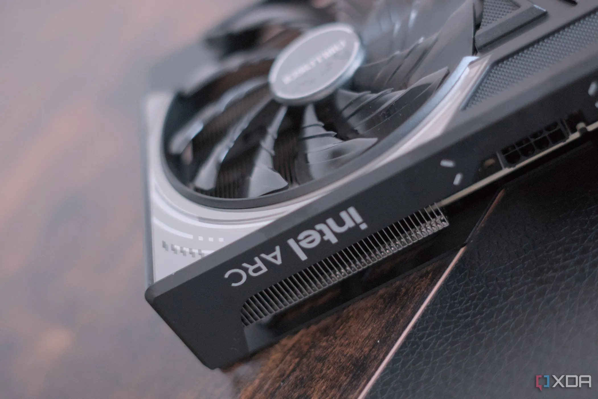 Logo và thương hiệu ASRock Arc B570 Challenger, gợi ý card đồ họa thay thế NVIDIA RTX 50