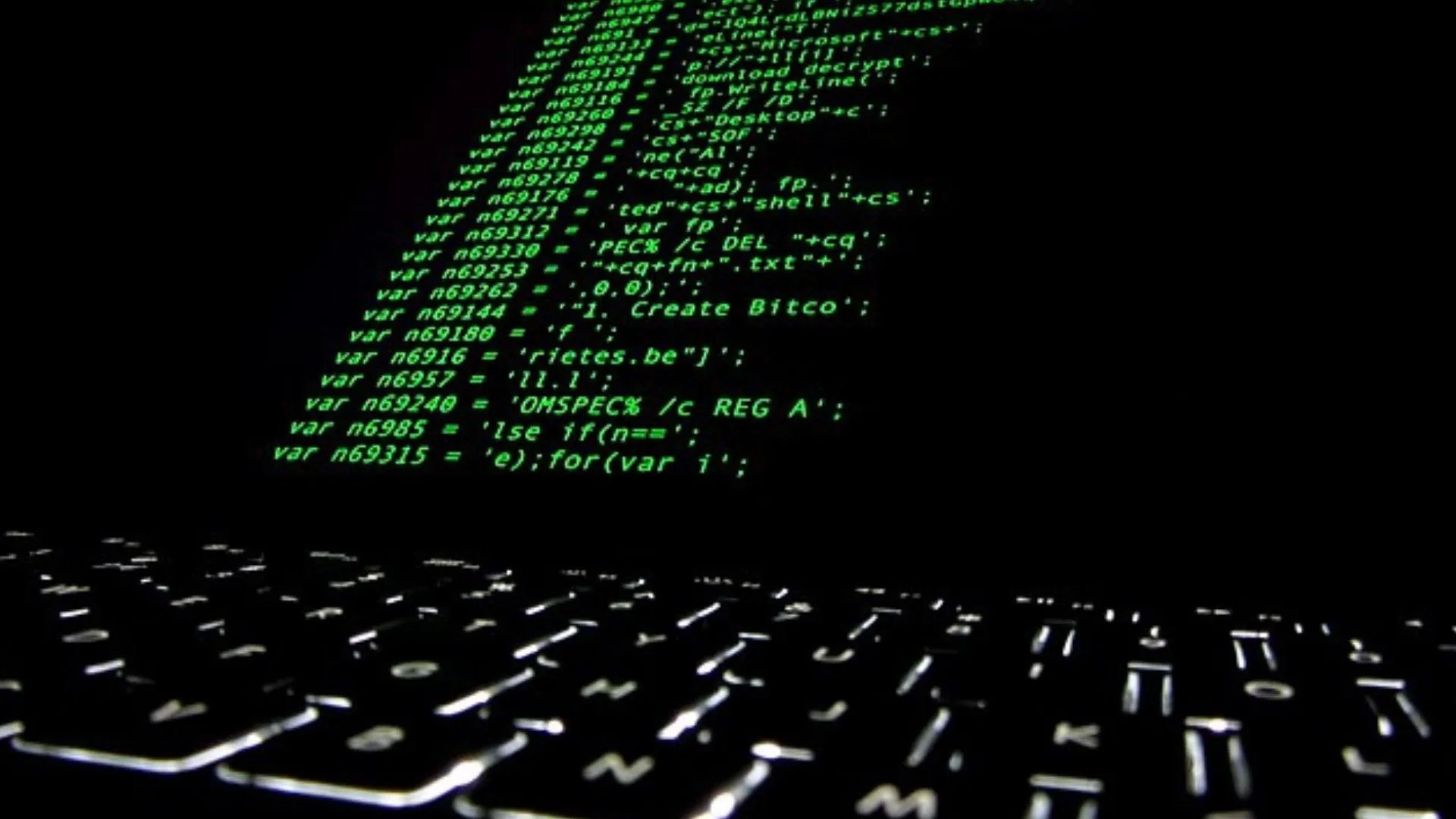 Mã nguồn của một loại ransomware hiển thị trên màn hình, tượng trưng cho nguy cơ từ phần mềm lậu