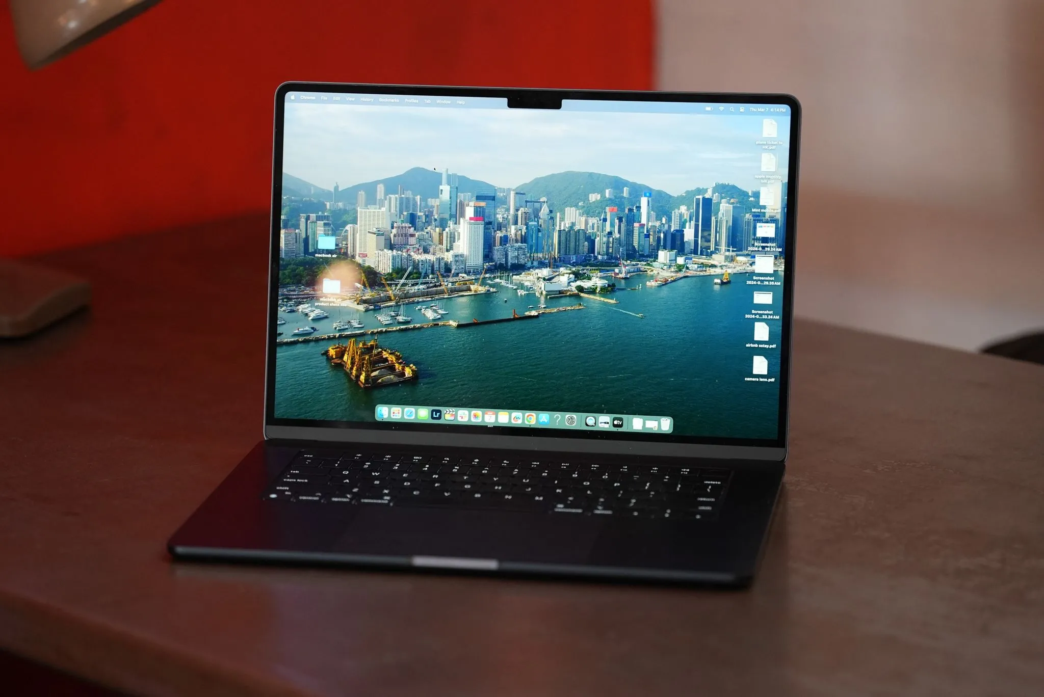 MacBook Air M3 trên bàn, biểu tượng cho hệ sinh thái Apple ổn định