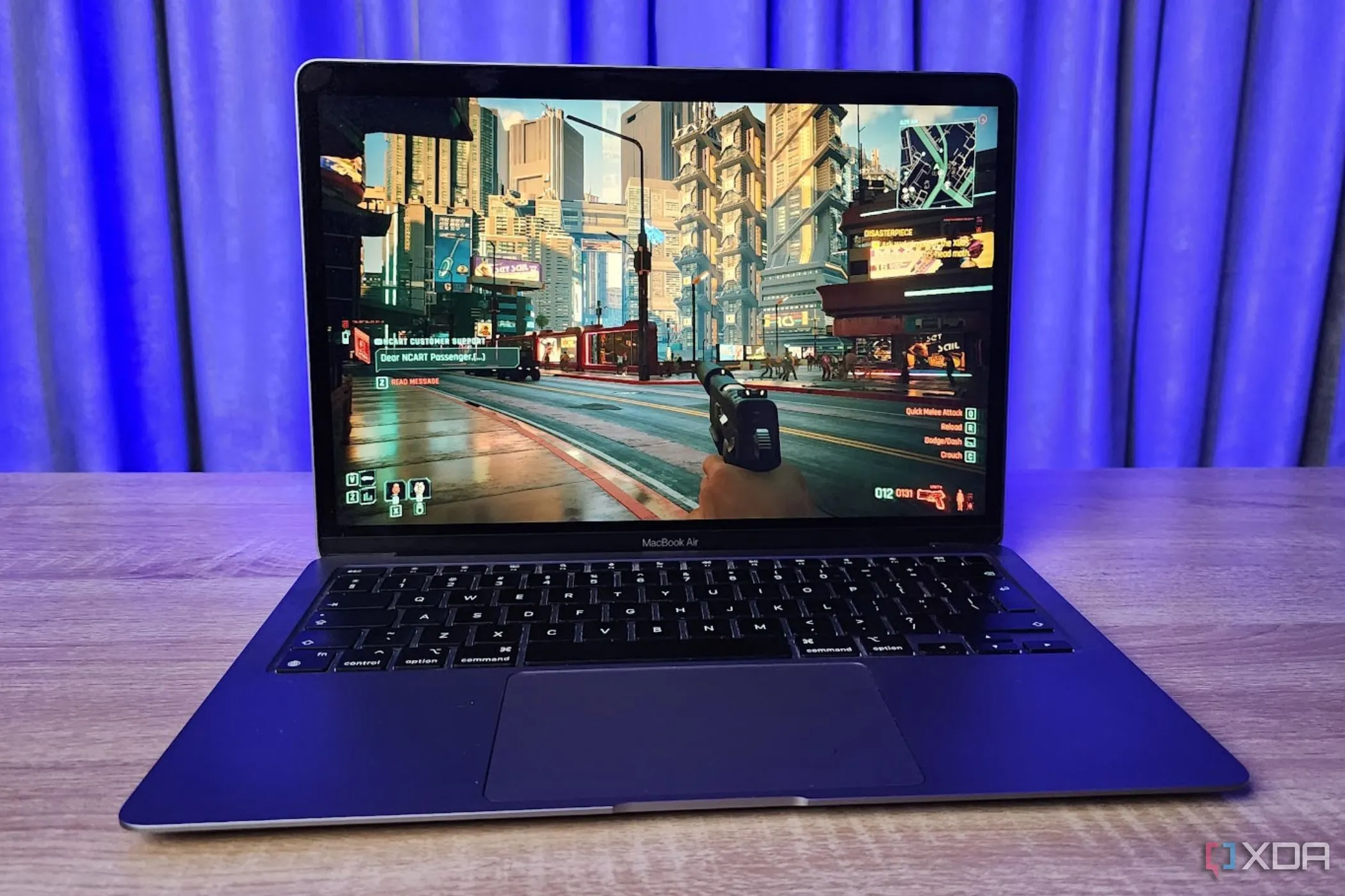 MacBook chạy game Cyberpunk 2077, minh họa khả năng chơi game nặng trên phần cứng không chuyên
