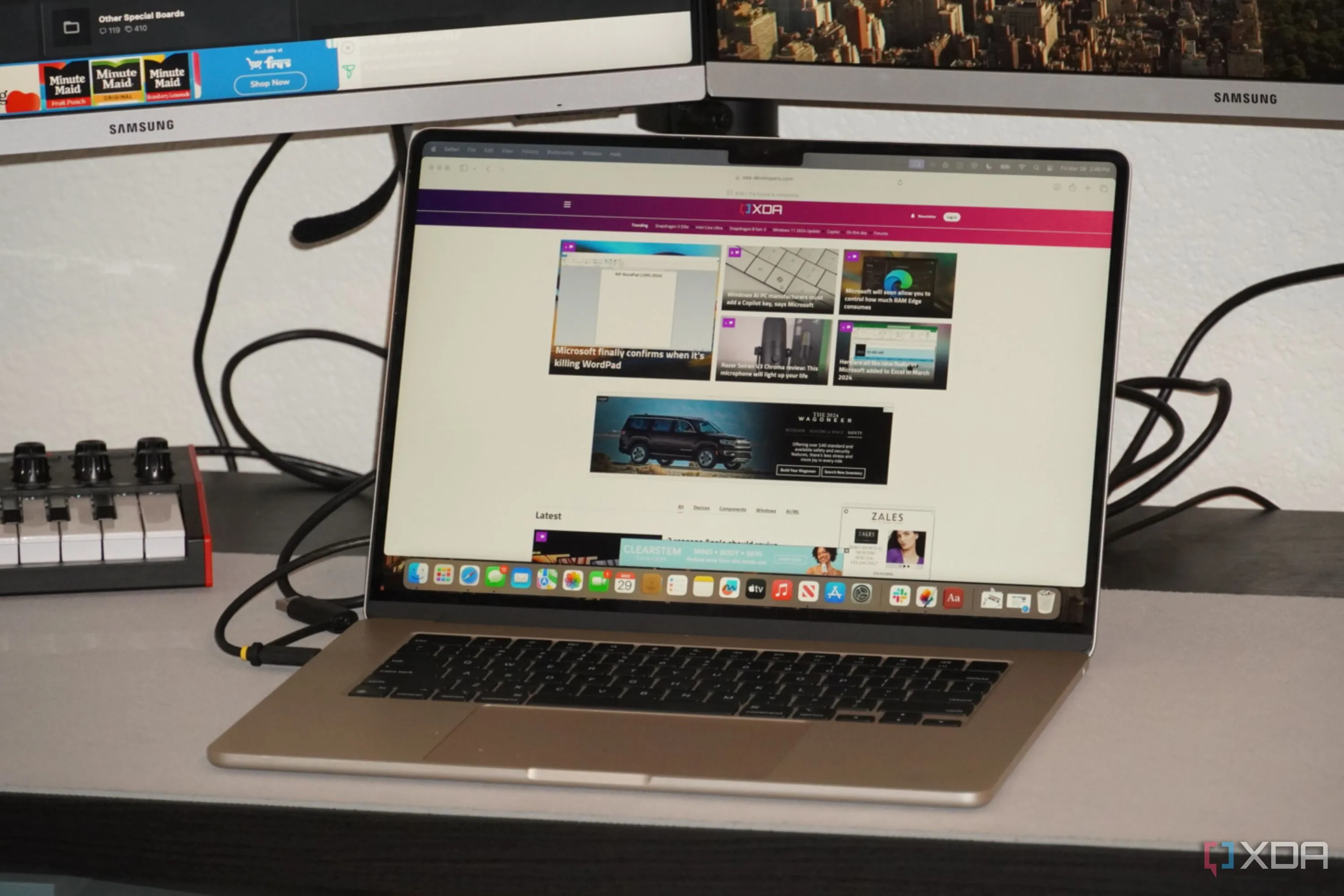 MacBook kết nối với bộ chuyển đổi StarTech, thể hiện sự cần thiết của phụ kiện và tính tương thích trên các hệ điều hành