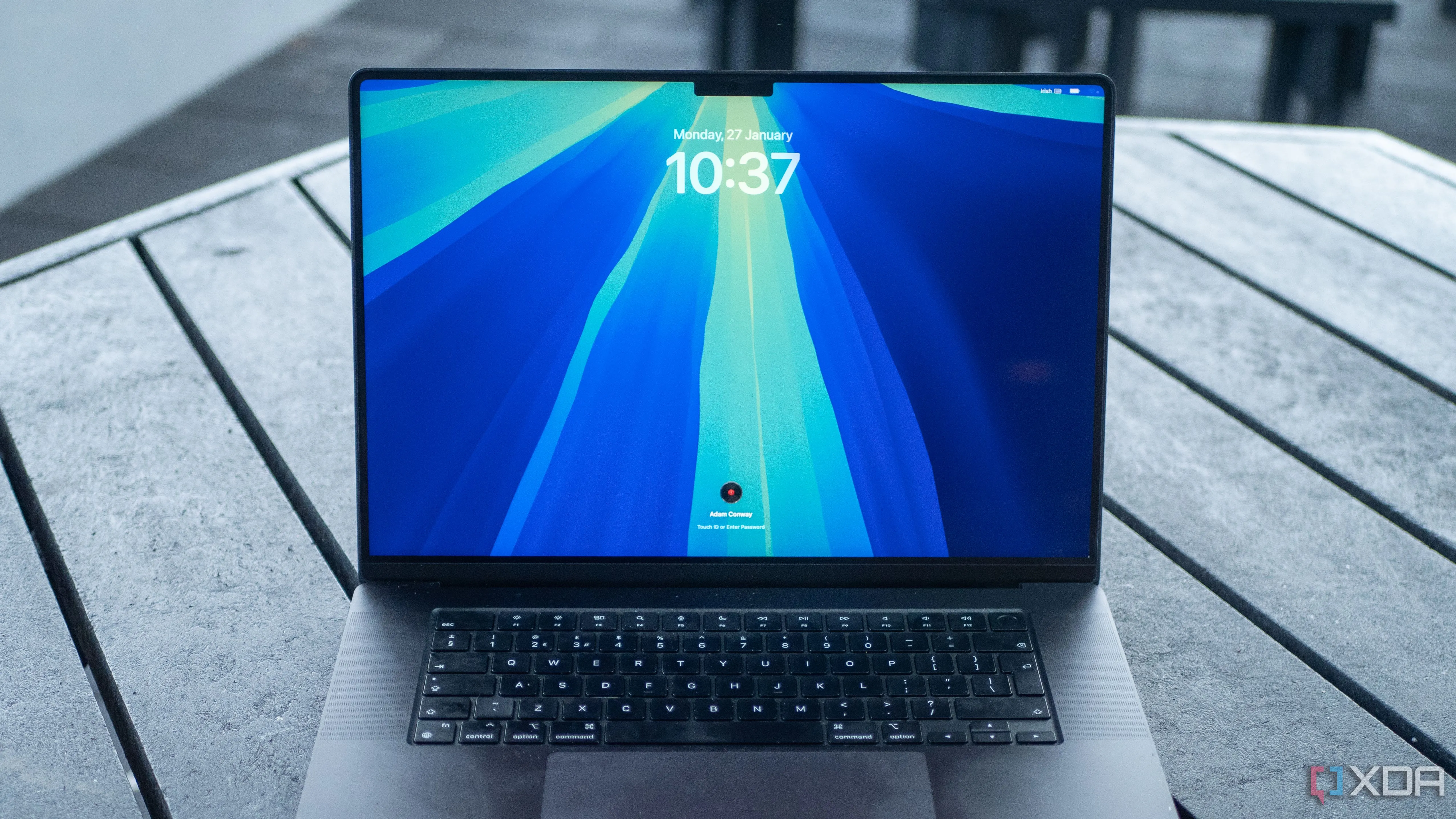 MacBook Pro M4 Pro hiển thị nhiều ứng dụng năng suất trên màn hình 16 inch, minh họa khả năng làm việc hiệu quả của macOS