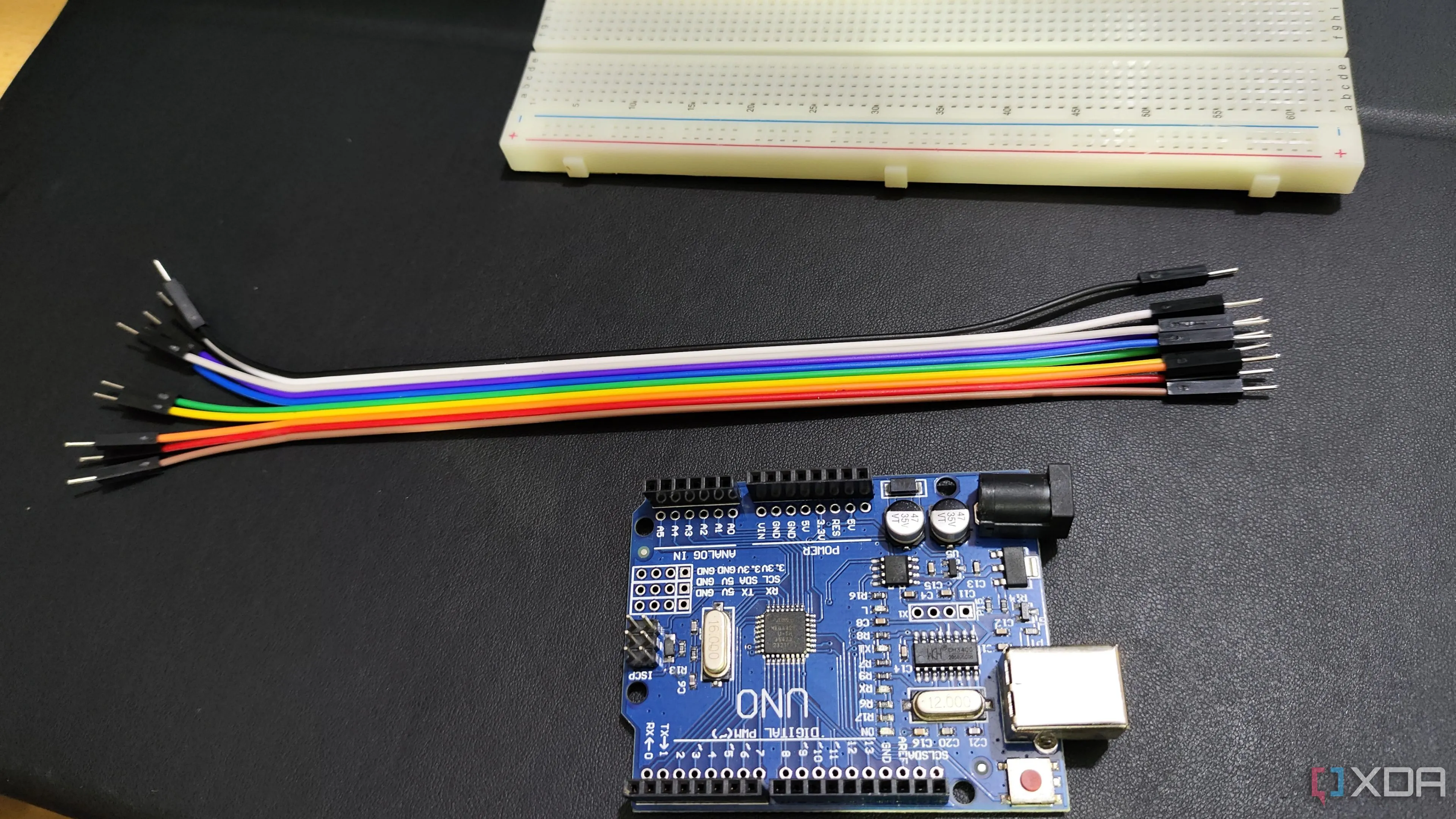 Mạch Arduino Uno cùng với dây nối và breadboard, biểu thị thiết lập truyền dữ liệu qua cổng Serial cho Home Assistant.
