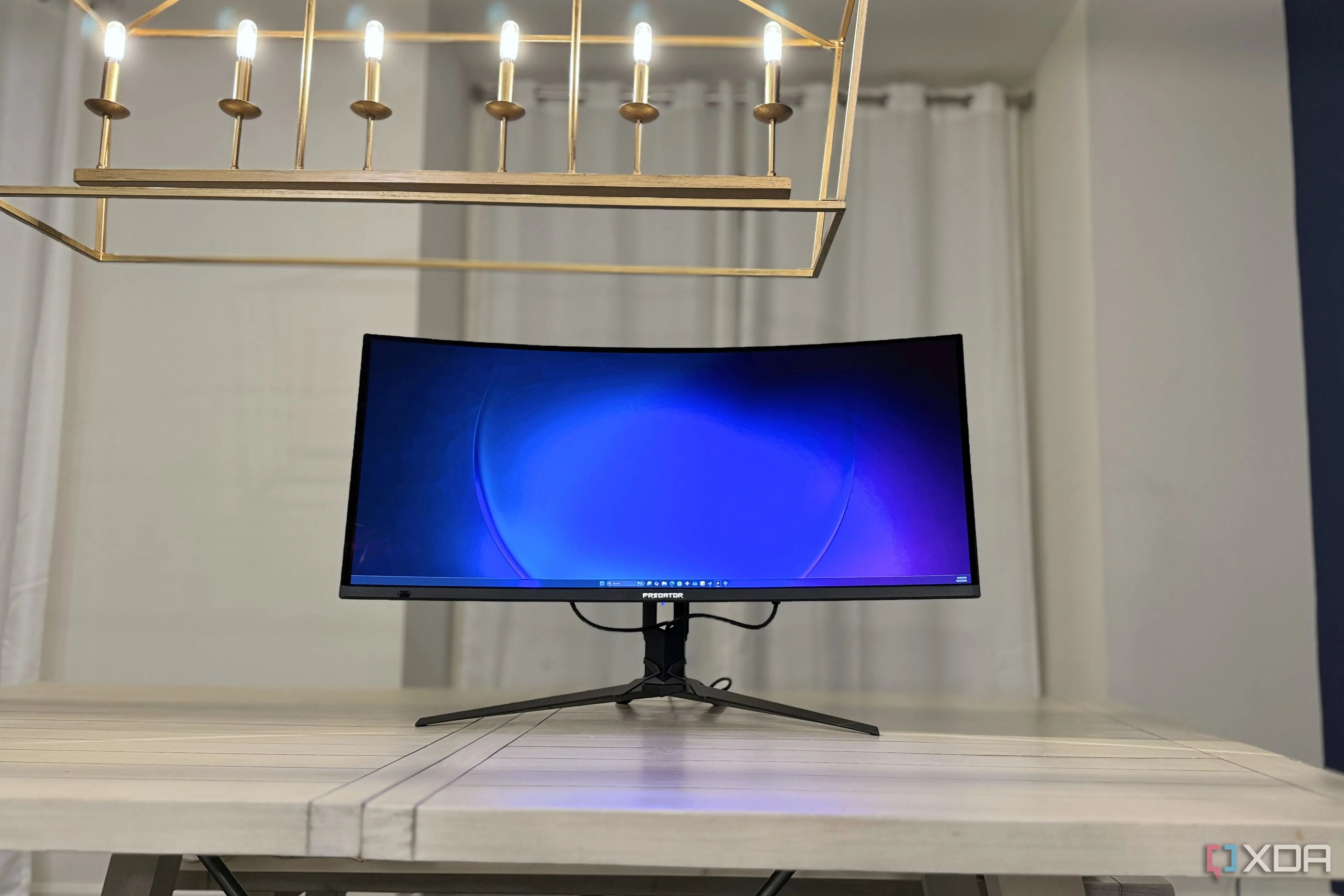 Màn hình Acer Predator X34 X5 trên bàn làm việc, thể hiện thiết kế công thái học và các cổng kết nối