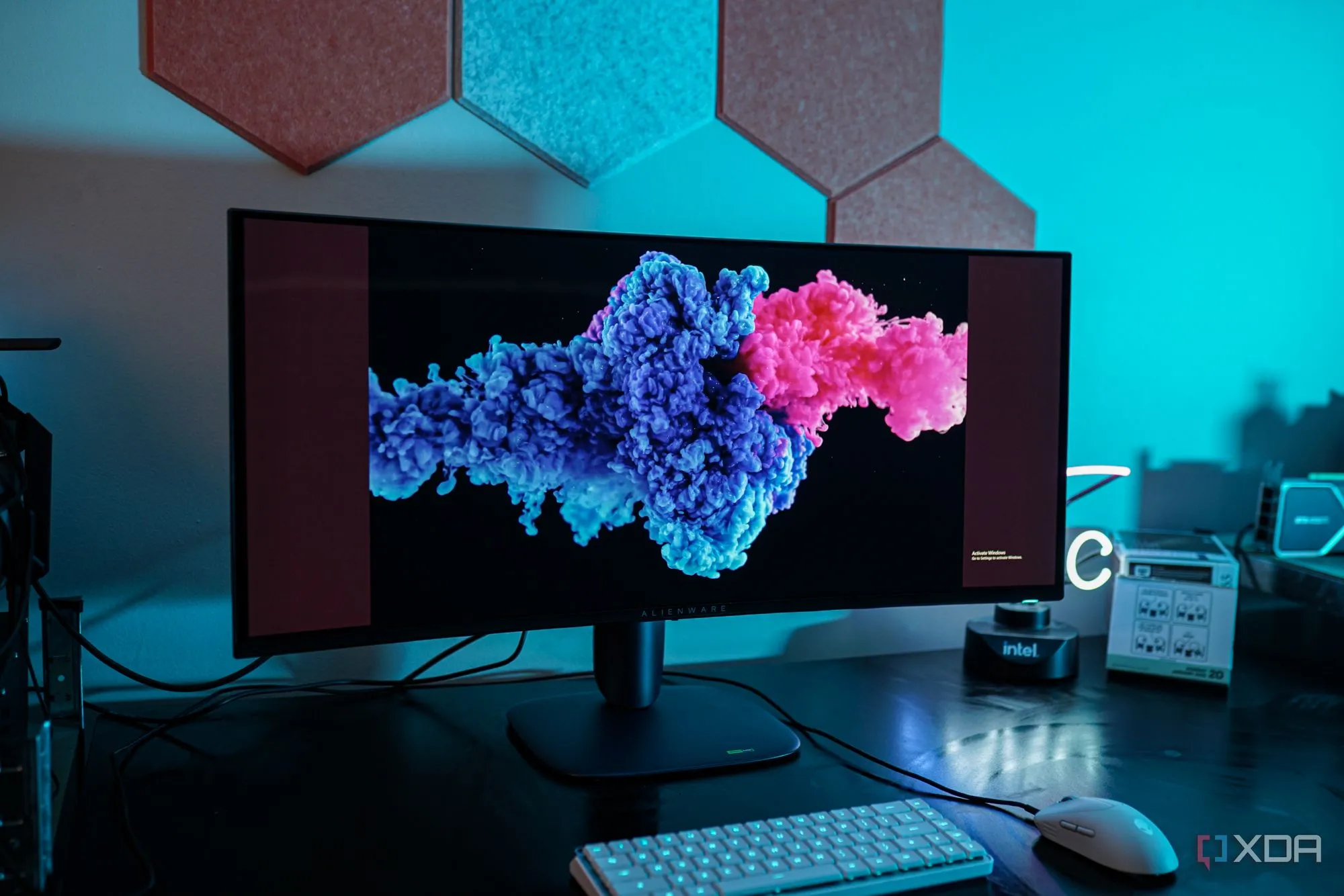 Màn hình Alienware AW3425DW với thiết kế cong hiện đại, đại diện cho màn hình chơi game cao cấp, không cần thiết phải ép xung thêm