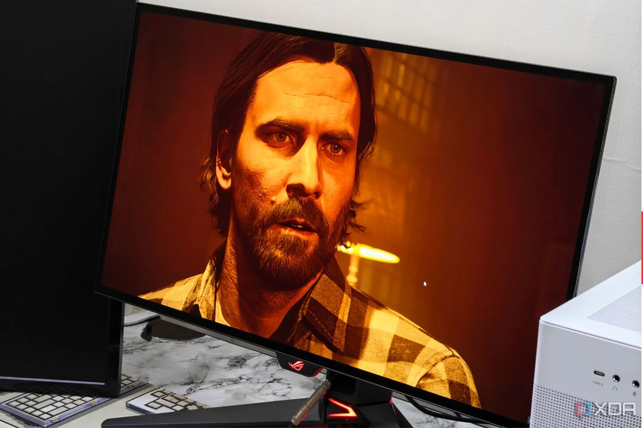 Màn hình Asus ROG Swift PG27AQDM hiển thị hình ảnh từ game Alan Wake 2, phô diễn khả năng tái tạo màu sắc và độ tương phản tuyệt vời của màn hình OLED trong gaming.
