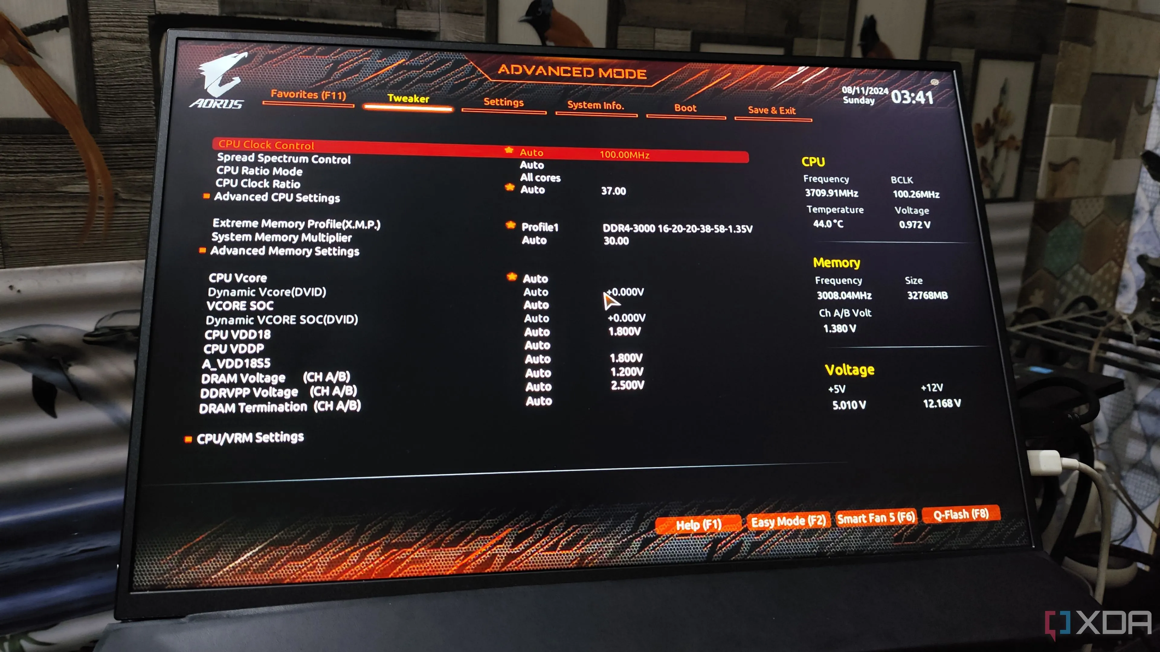 Màn hình cài đặt BIOS của bo mạch chủ Gigabyte, hiển thị các tùy chọn ép xung (overclock) cho CPU và bộ nhớ (RAM), giúp tăng hiệu suất miễn phí cho PC gaming cũ.