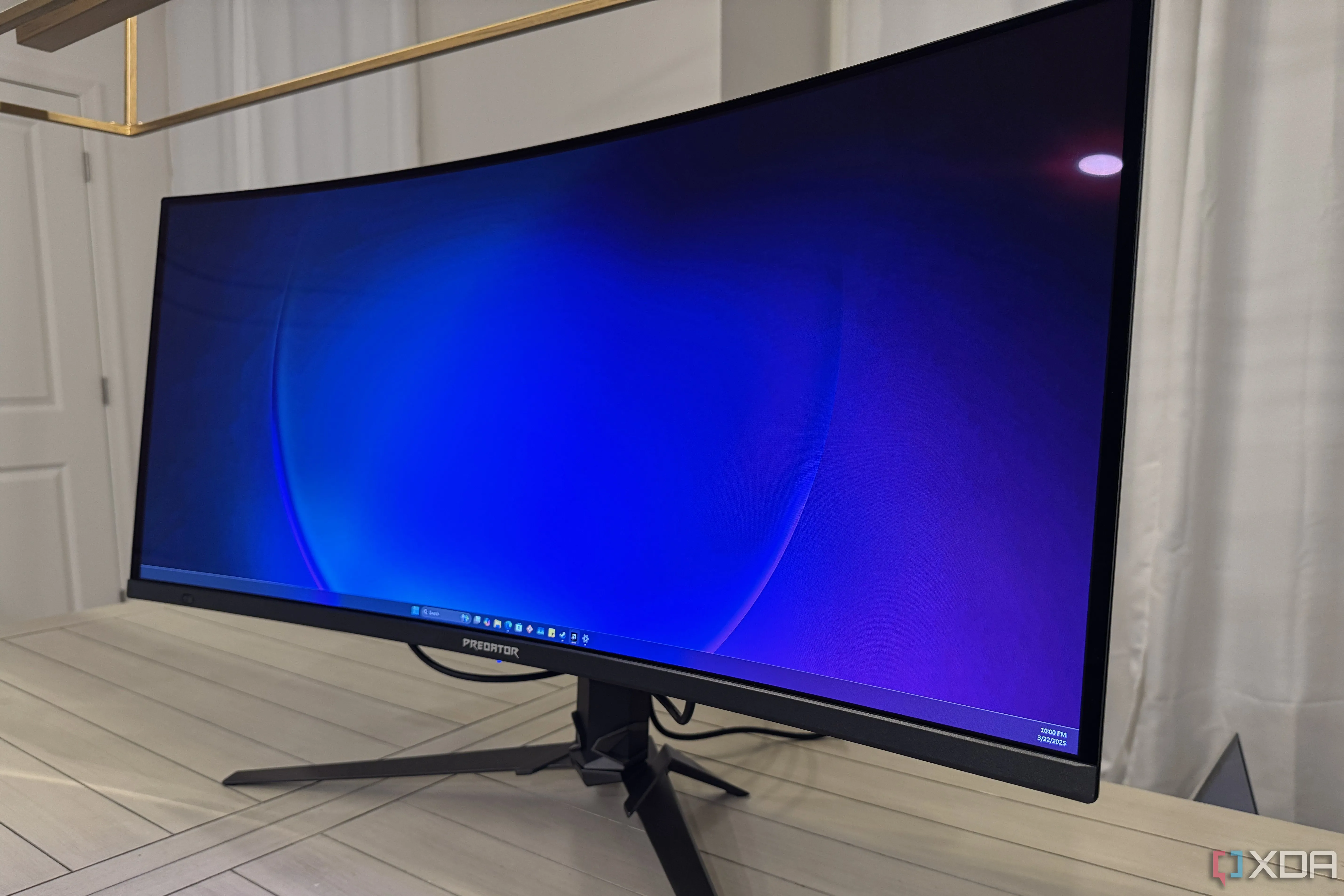 Màn hình cong Acer Predator lớn trên bàn làm việc, thể hiện không gian hiển thị rộng.