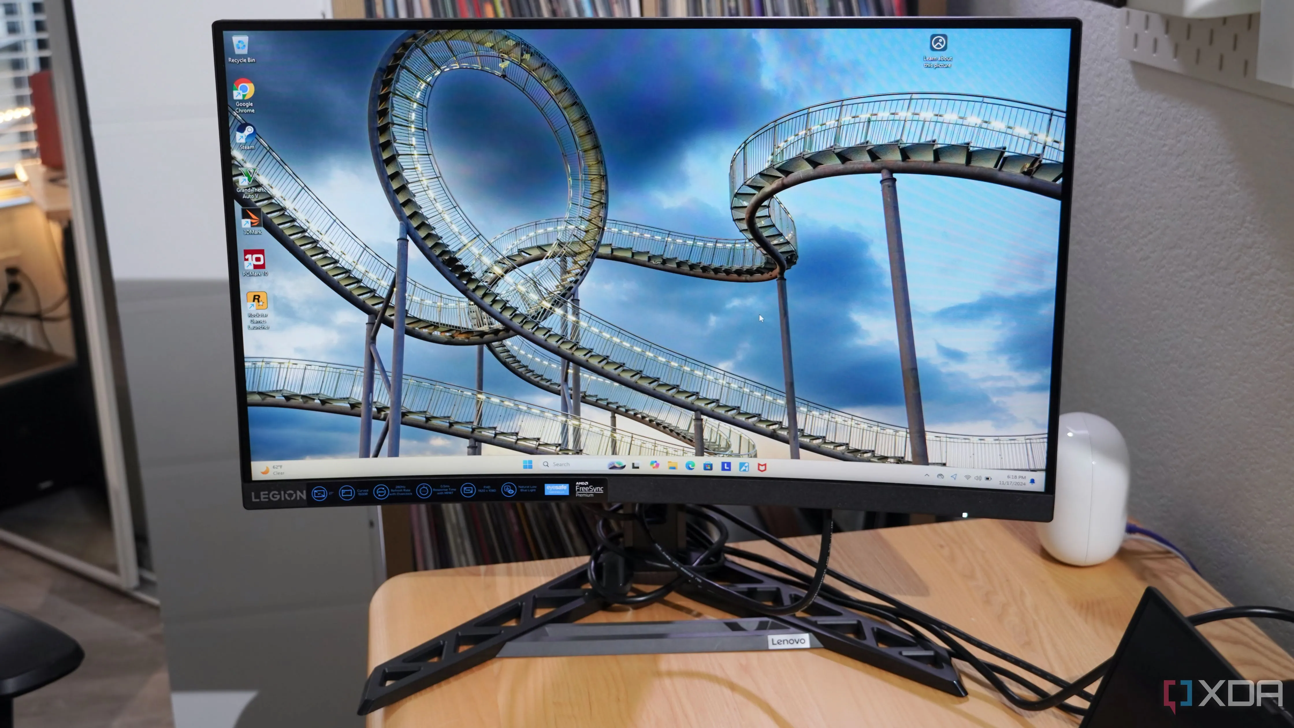Màn hình cong Lenovo Legion 27 inch trên bàn làm việc
