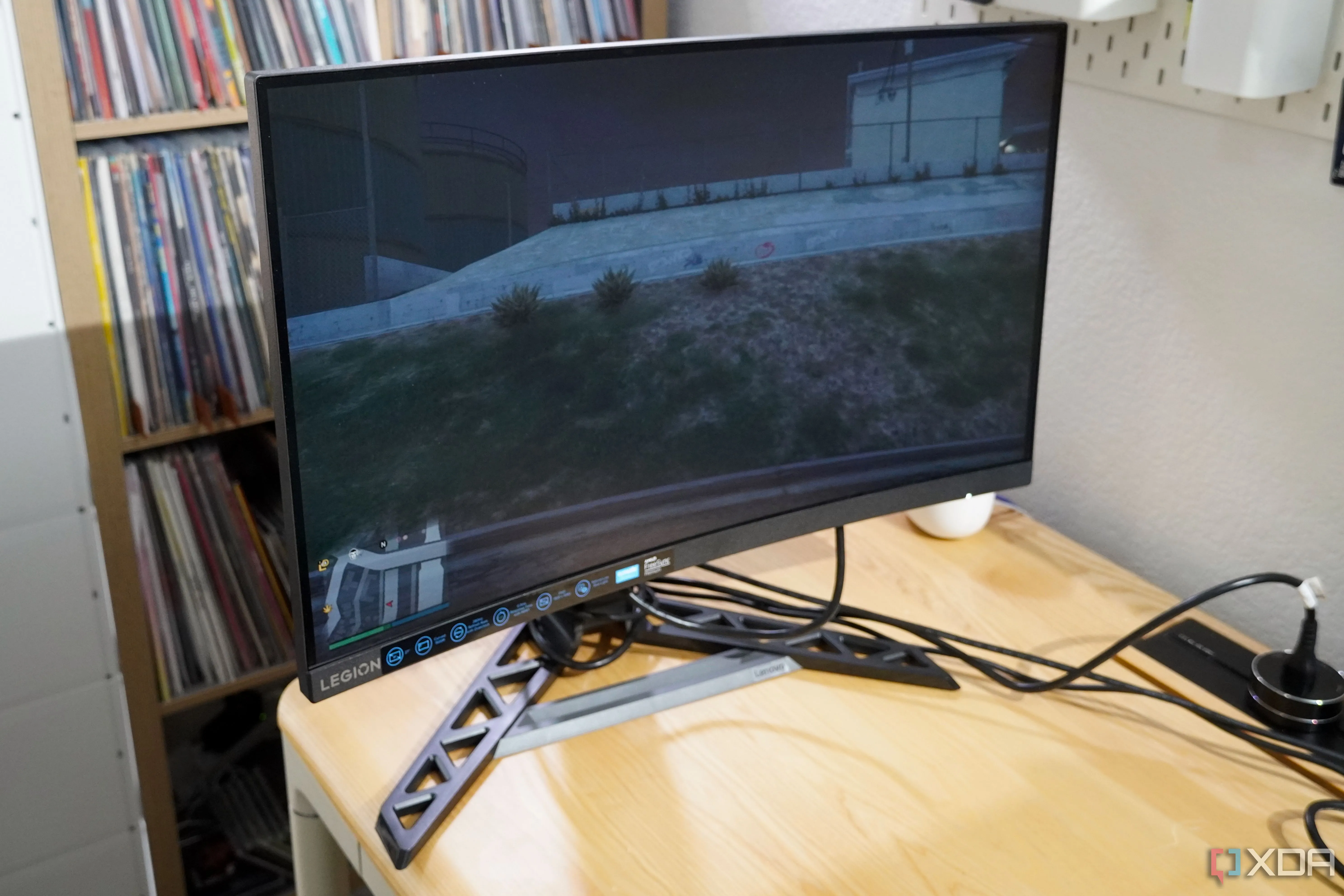 Màn hình cong Lenovo Legion trên bàn làm việc, ví dụ về màn hình tần số quét cao cho game thủ