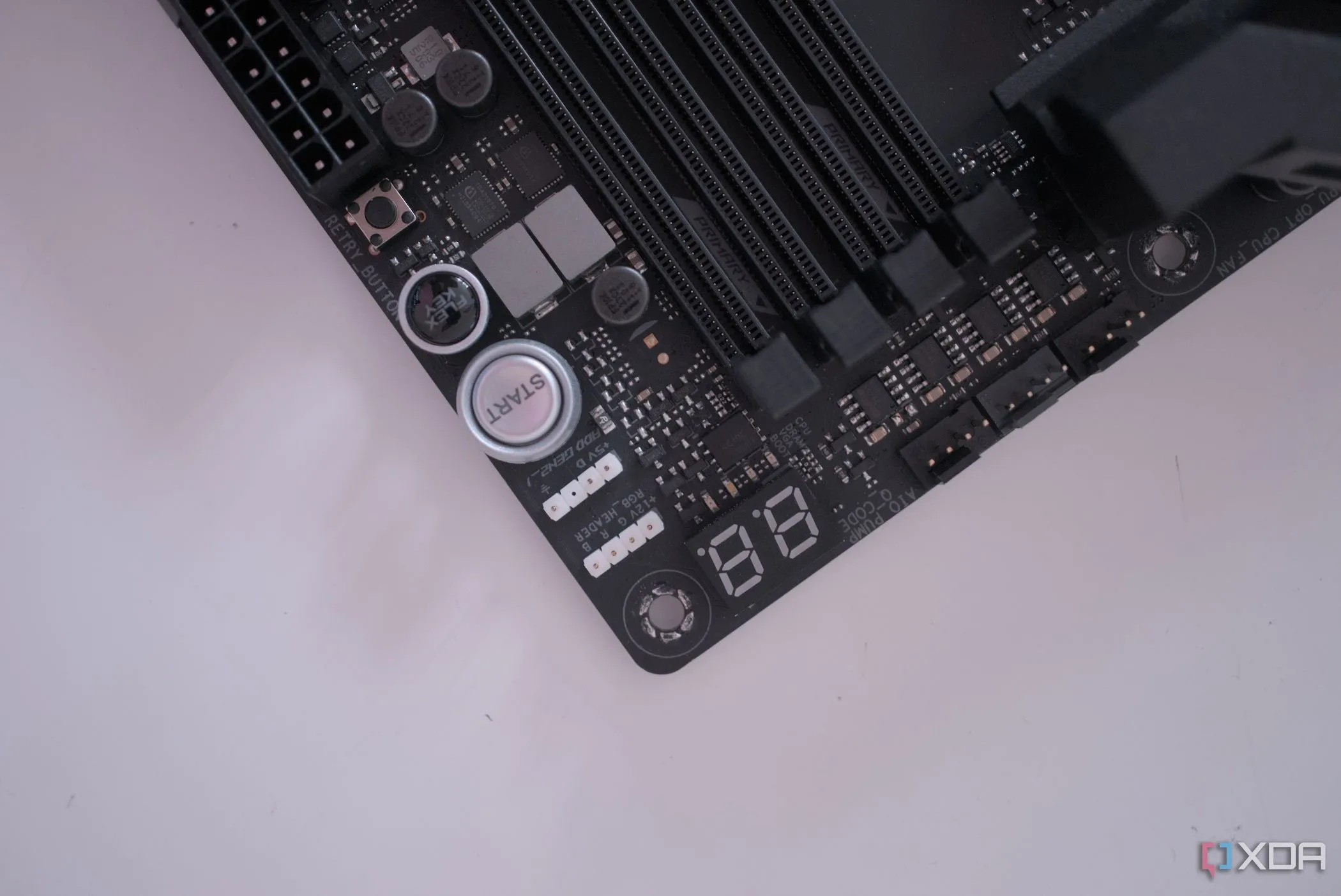 Màn hình Debug LED 7 đoạn trên bo mạch chủ ASUS ROG Crosshair X670E Hero giúp chẩn đoán lỗi khởi động