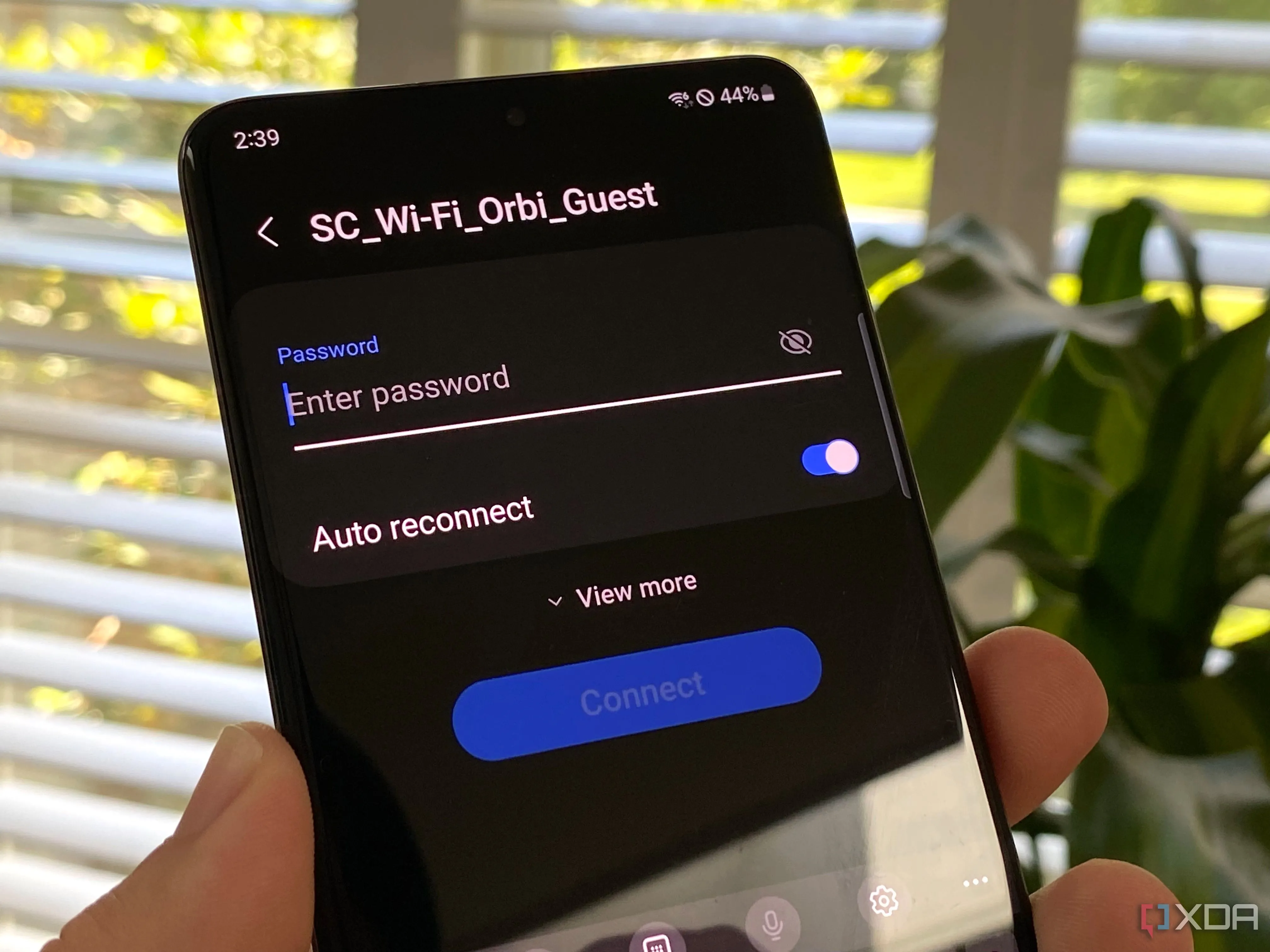 Màn hình điện thoại Galaxy S20 nhập mật khẩu Wi-Fi, nhấn mạnh mật khẩu Wi-Fi chỉ là bước đầu của bảo mật mạng