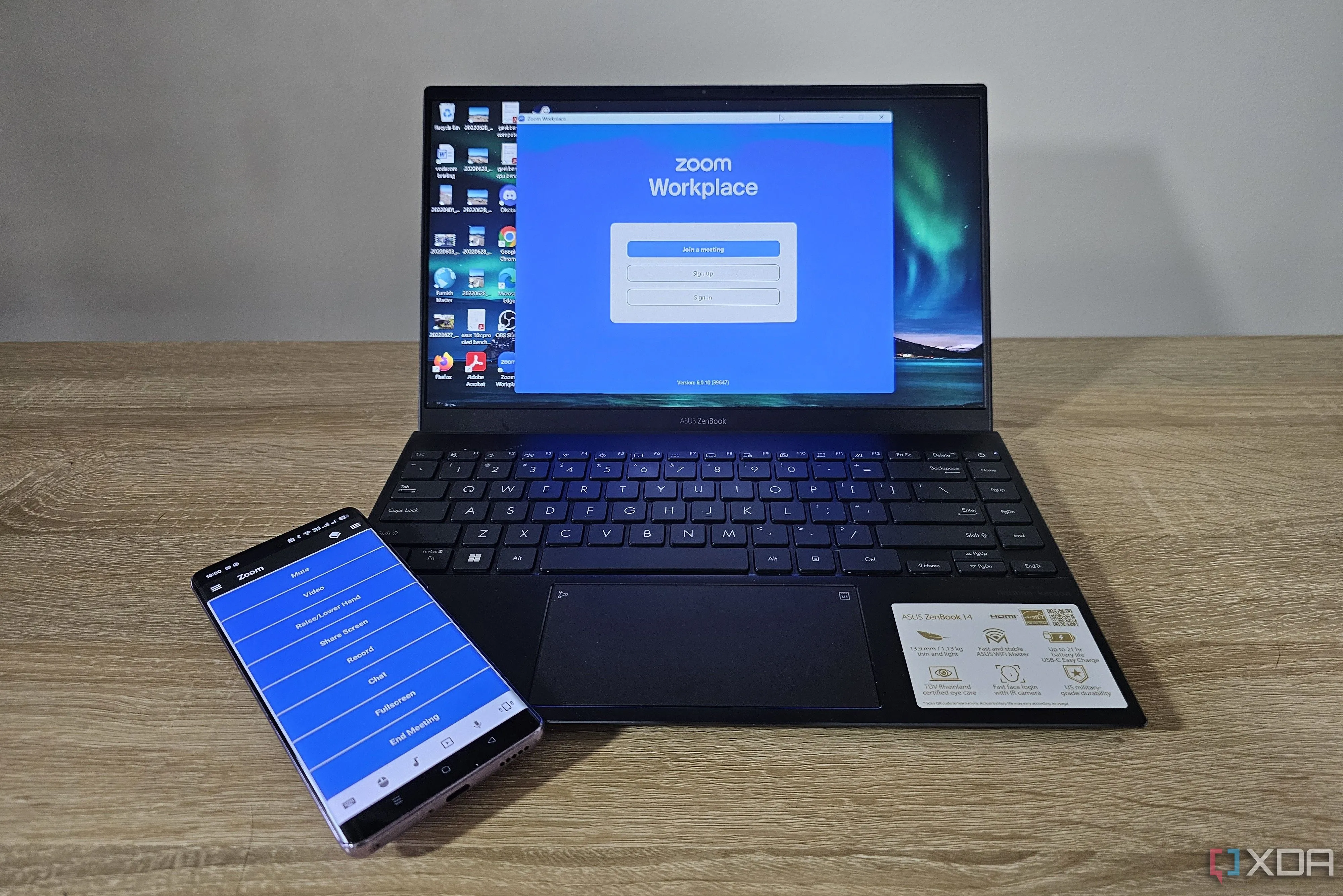 Màn hình điện thoại hiển thị ứng dụng điều khiển từ xa và laptop hiển thị Zoom đang họp
