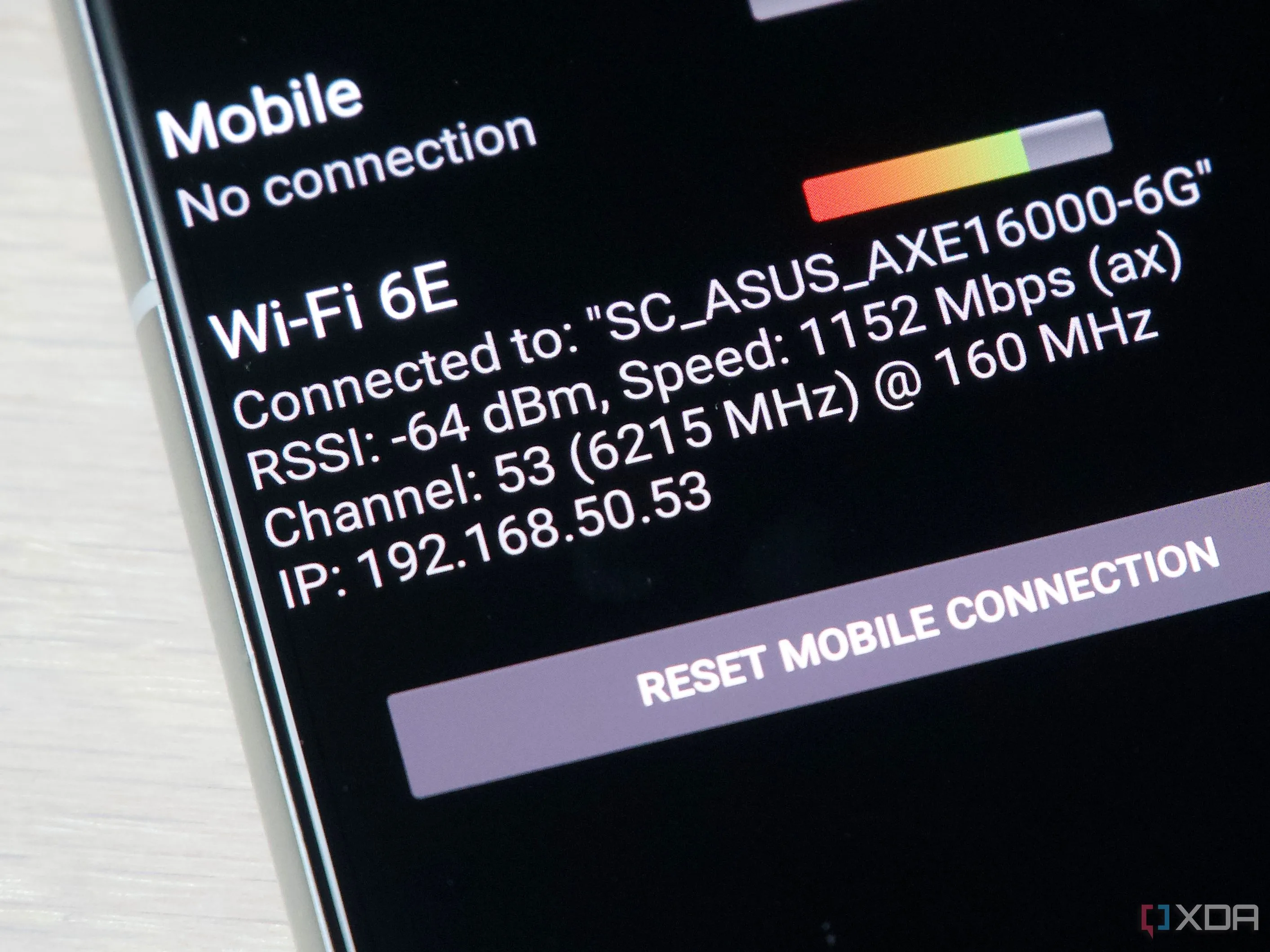 Màn hình điện thoại Zenfone 8 hiển thị kết nối Wi-Fi 6E trên băng tần 6GHz trong ứng dụng SignalCheck Pro