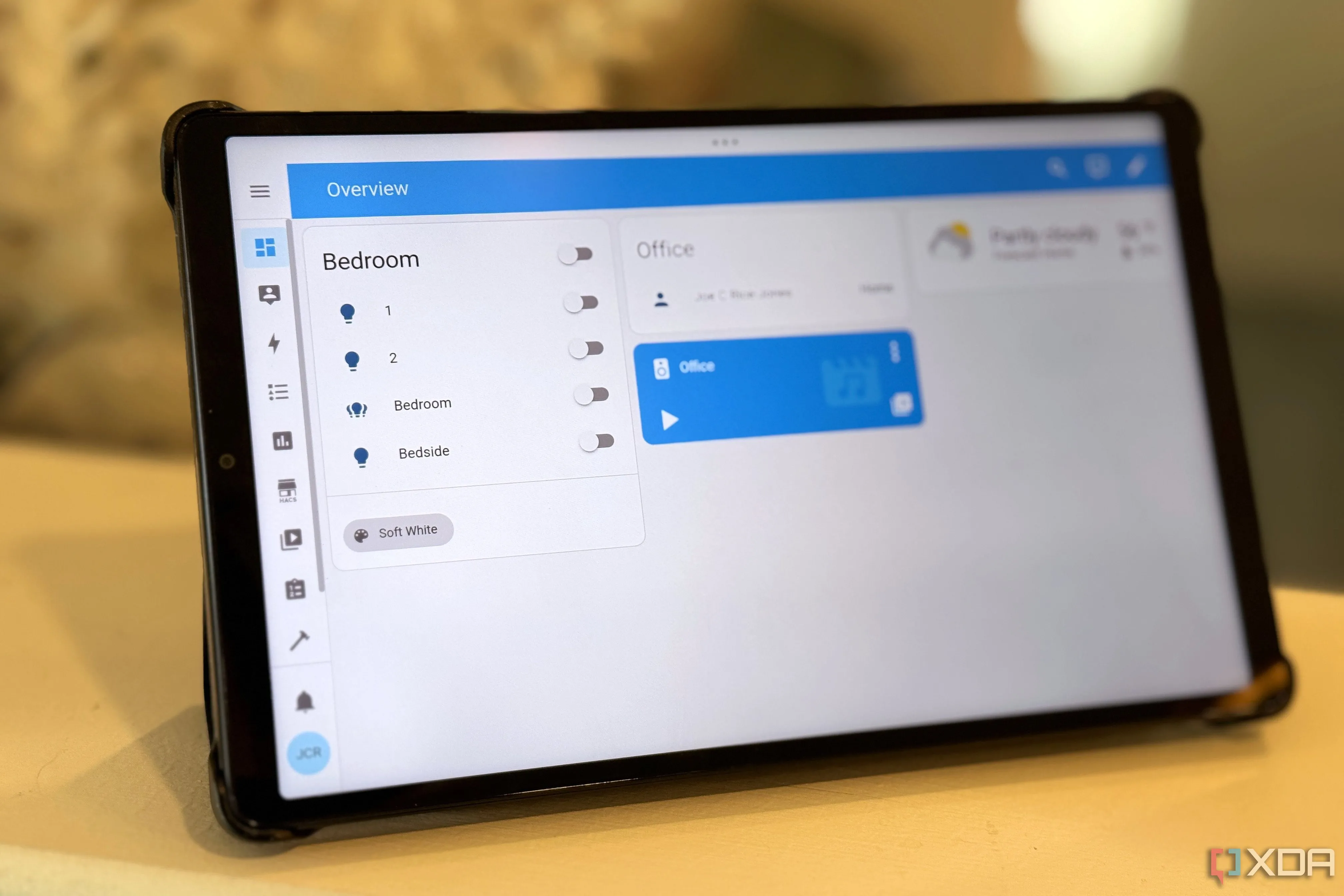 Màn hình Fully Kiosk hiển thị giao diện Home Assistant với các điều khiển nhà thông minh