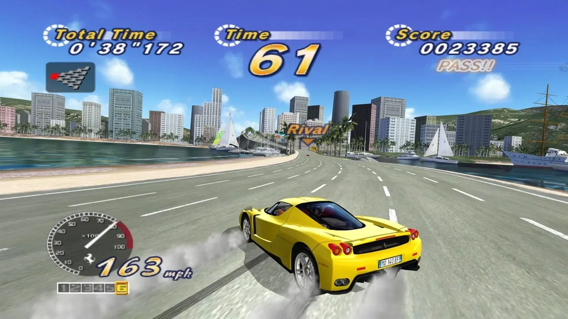 Màn hình gameplay của tựa game đua xe OutRun 2006 Coast 2 Coast trên Xbox, một trong những game hiếm giá trị.