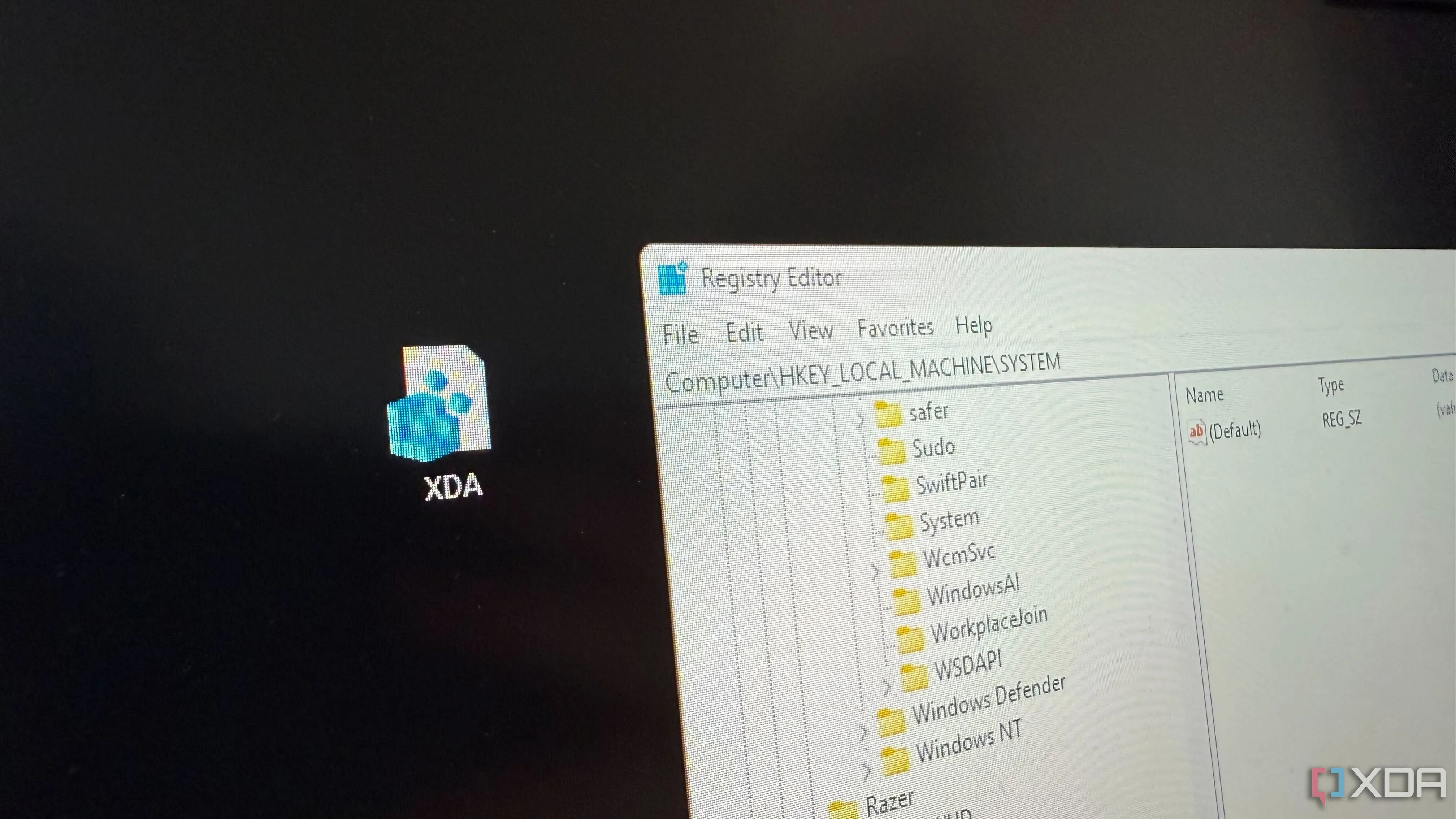 Màn hình hiển thị giao diện Registry Editor trên Windows, minh họa sự phức tạp khi điều hướng các khóa Registry.