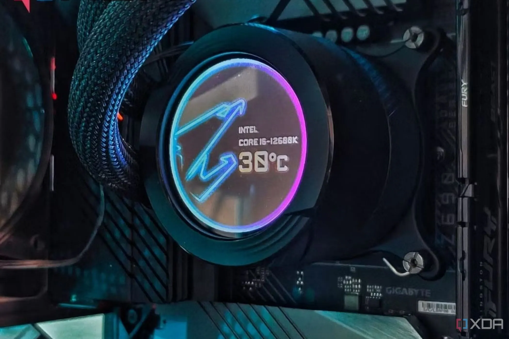 Màn hình hiển thị nhiệt độ CPU từ một bộ tản nhiệt Gigabyte, cho thấy rằng CPU hiện đại có xu hướng chạy ở nhiệt độ cao hơn và không phải lúc nào cũng là dấu hiệu quá nhiệt nếu nằm trong giới hạn cho phép