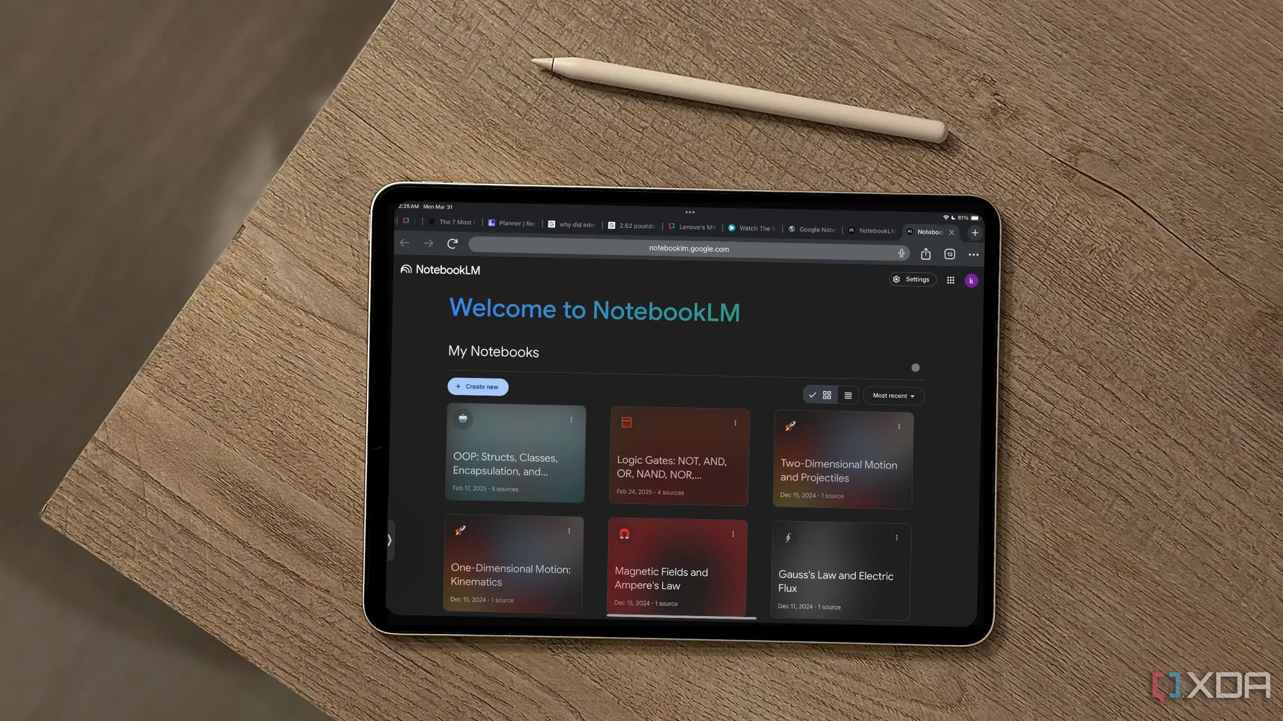 Màn hình iPad hiển thị ứng dụng Google NotebookLM cùng với bút Apple Pencil, minh họa công cụ AI đang được sử dụng.