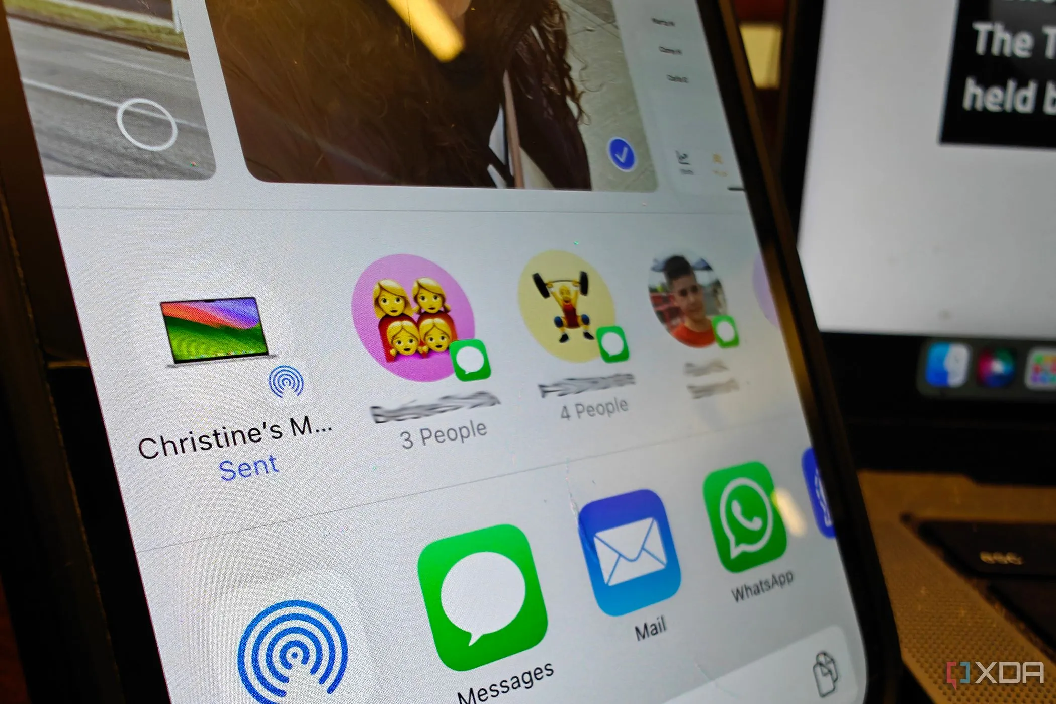 Màn hình iPhone hiển thị menu AirDrop với thông báo đã gửi, minh họa tính năng chia sẻ tệp không dây
