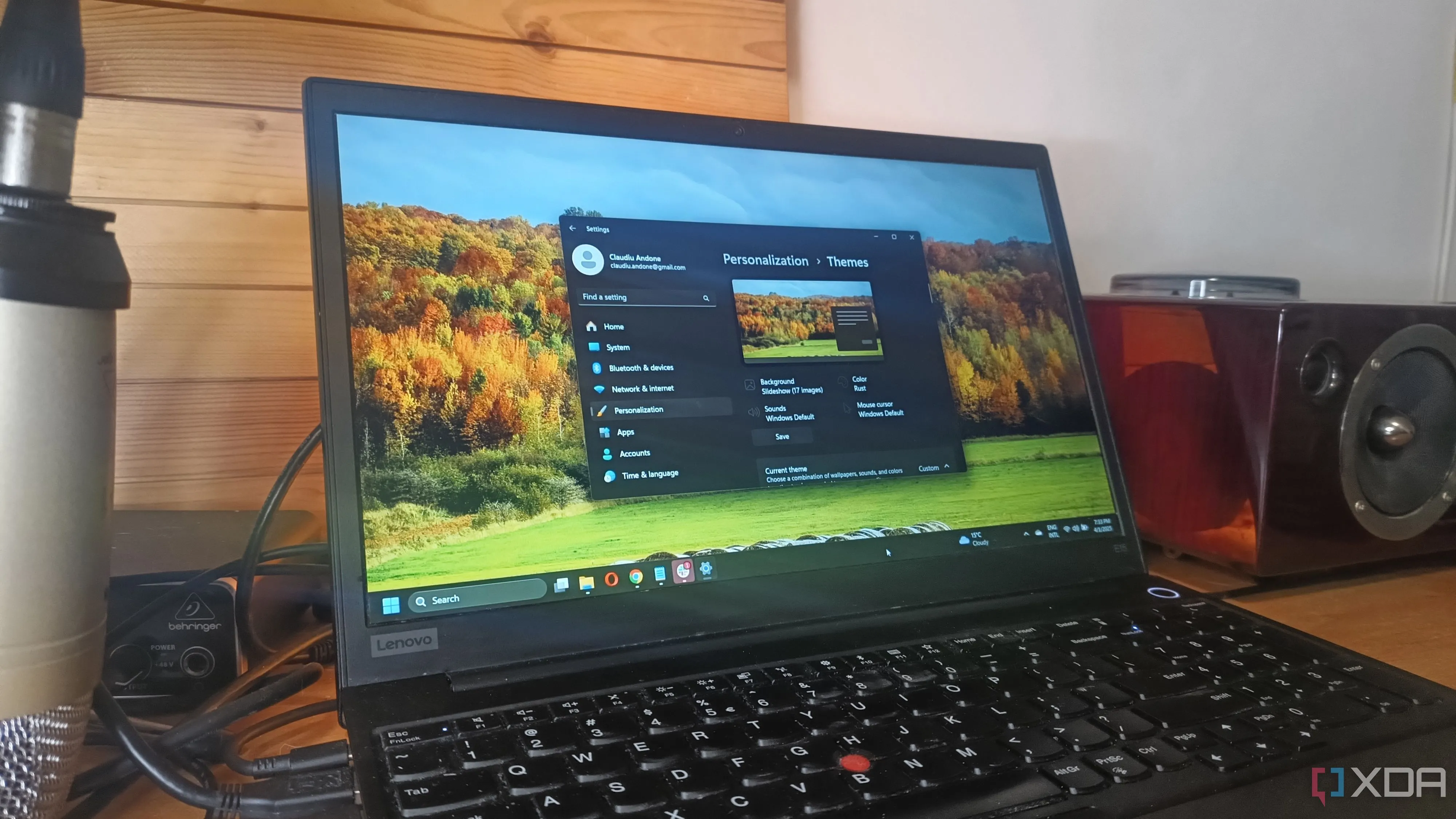Màn hình laptop hiển thị cài đặt cá nhân hóa trên hệ điều hành Windows 11, minh họa cho trải nghiệm PC Windows 11 mới.