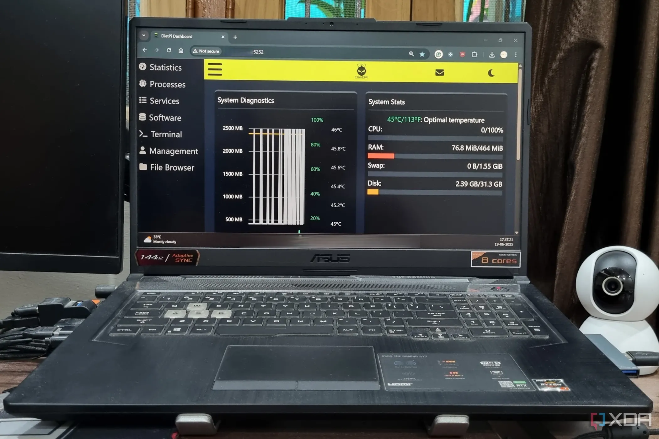 Màn hình laptop hiển thị giao diện bảng điều khiển DietPi trong trình duyệt Chrome