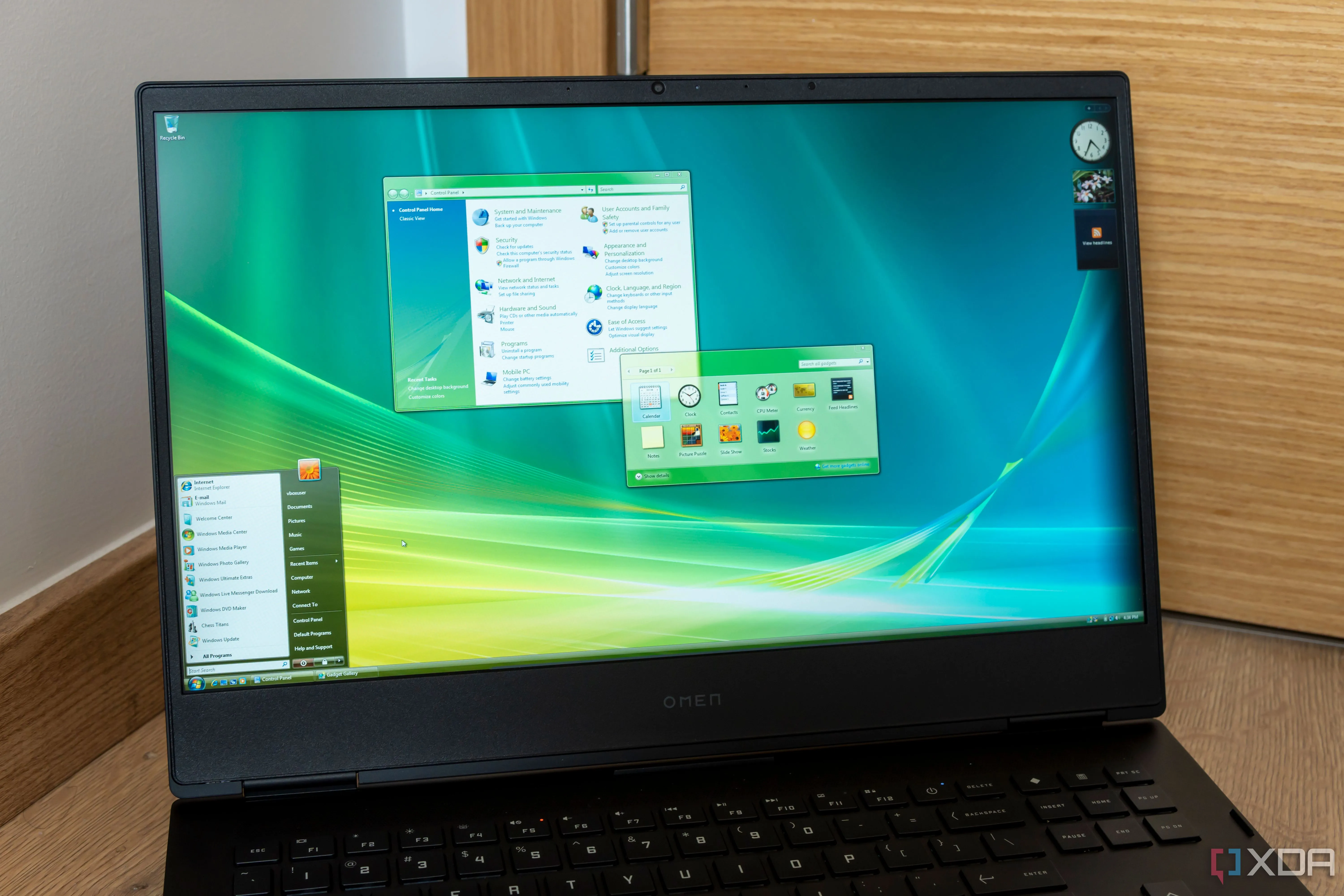 Màn hình laptop hiển thị giao diện Windows Vista với hiệu ứng Aero Glass trên các cửa sổ và thanh tác vụ.