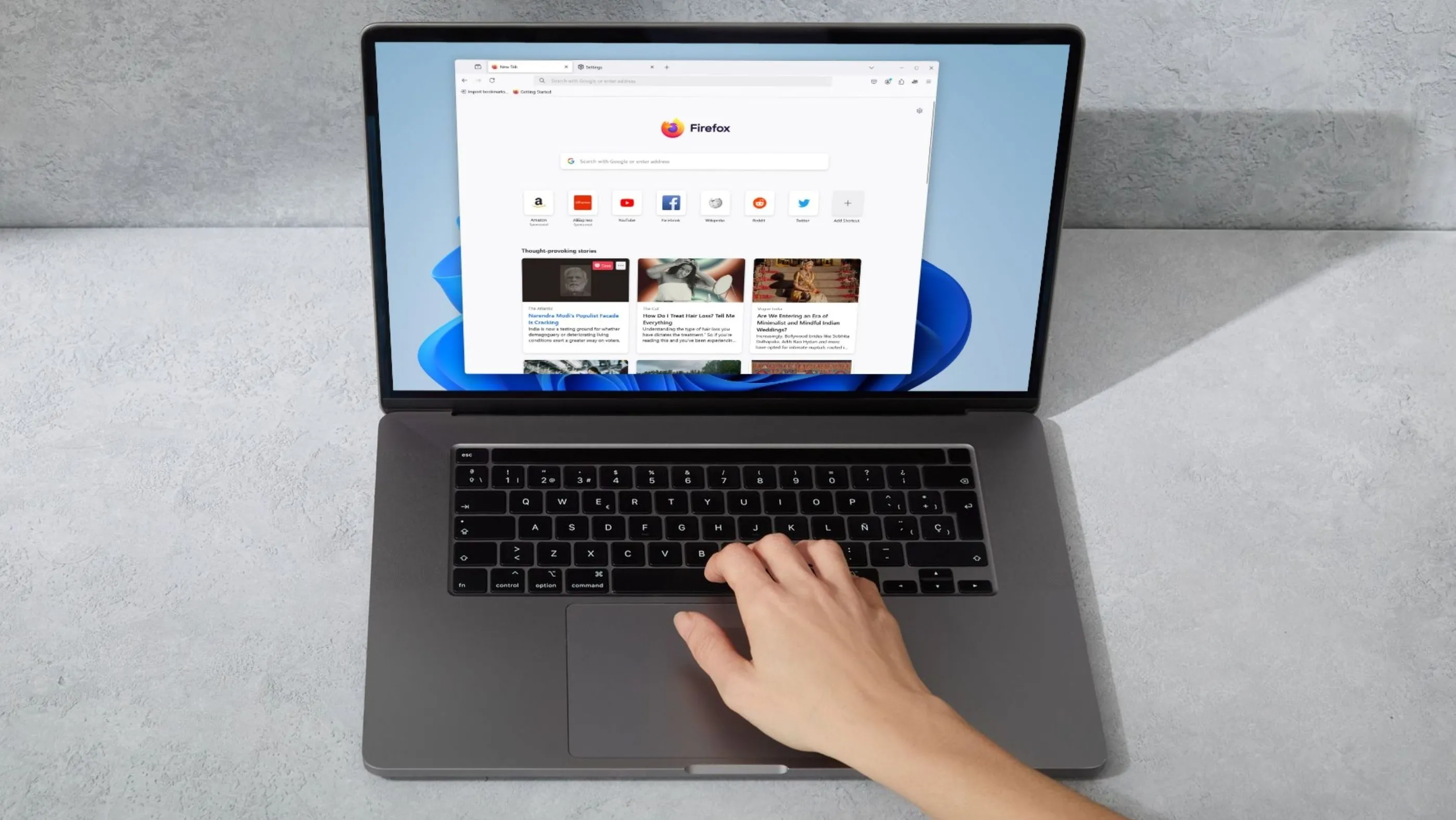 Màn hình laptop hiển thị trình duyệt Firefox trong khi tay đang gõ, minh họa việc sử dụng các lựa chọn thay thế Chrome.