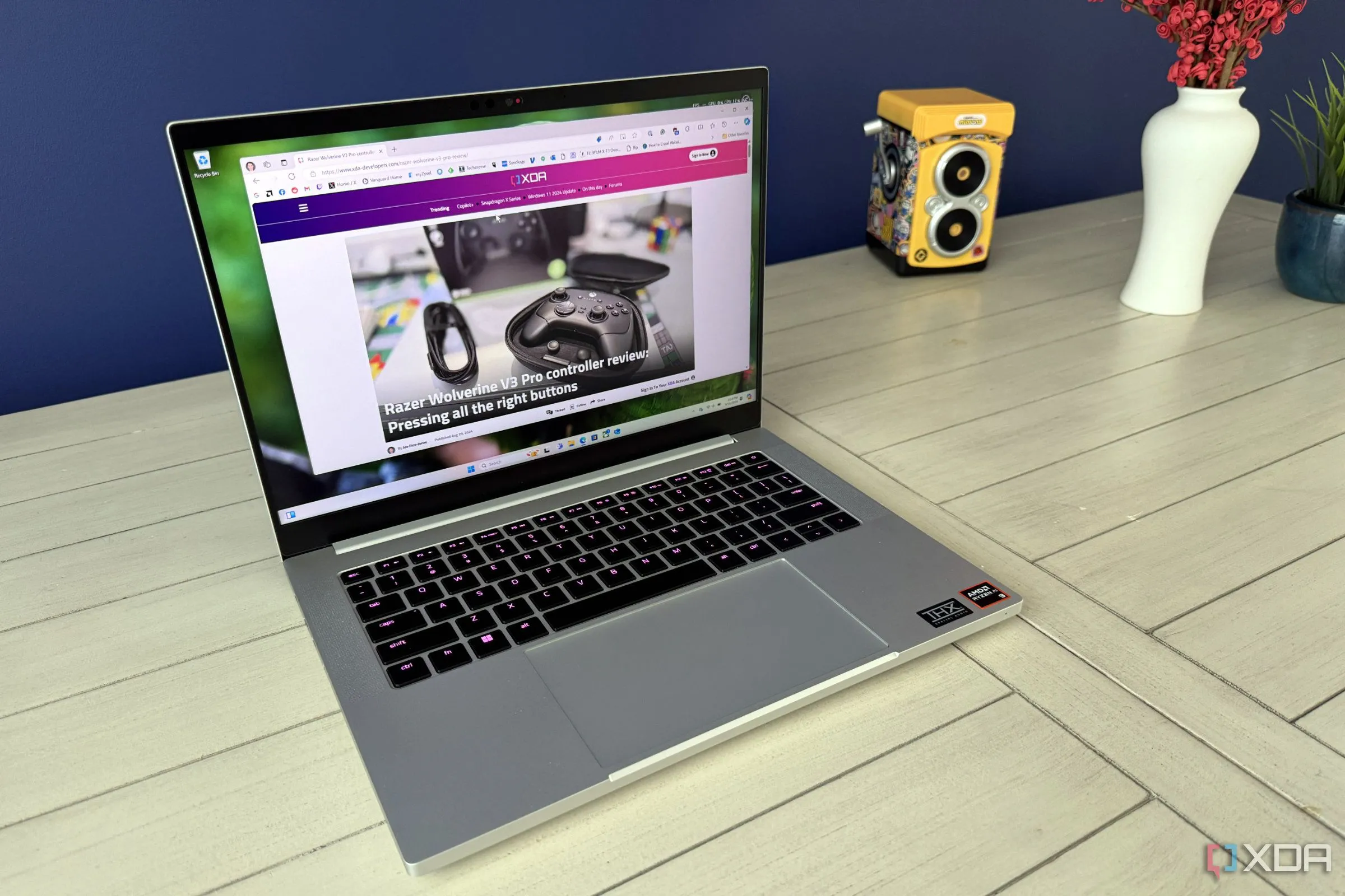Màn hình laptop Razer Blade 14 hiển thị trang web XDA Developers, tượng trưng cho một thiết bị cá nhân được bảo vệ trong mạng gia đình