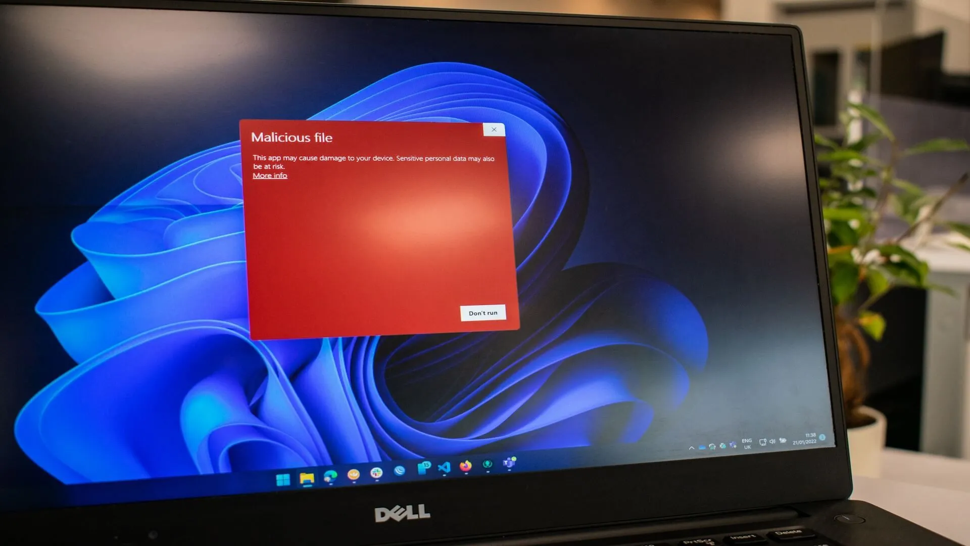 Màn hình laptop Windows 11 hiển thị cảnh báo về một tệp tin độc hại, minh họa nguy cơ lây nhiễm sâu máy tính (worm) qua các lỗ hổng bảo mật.