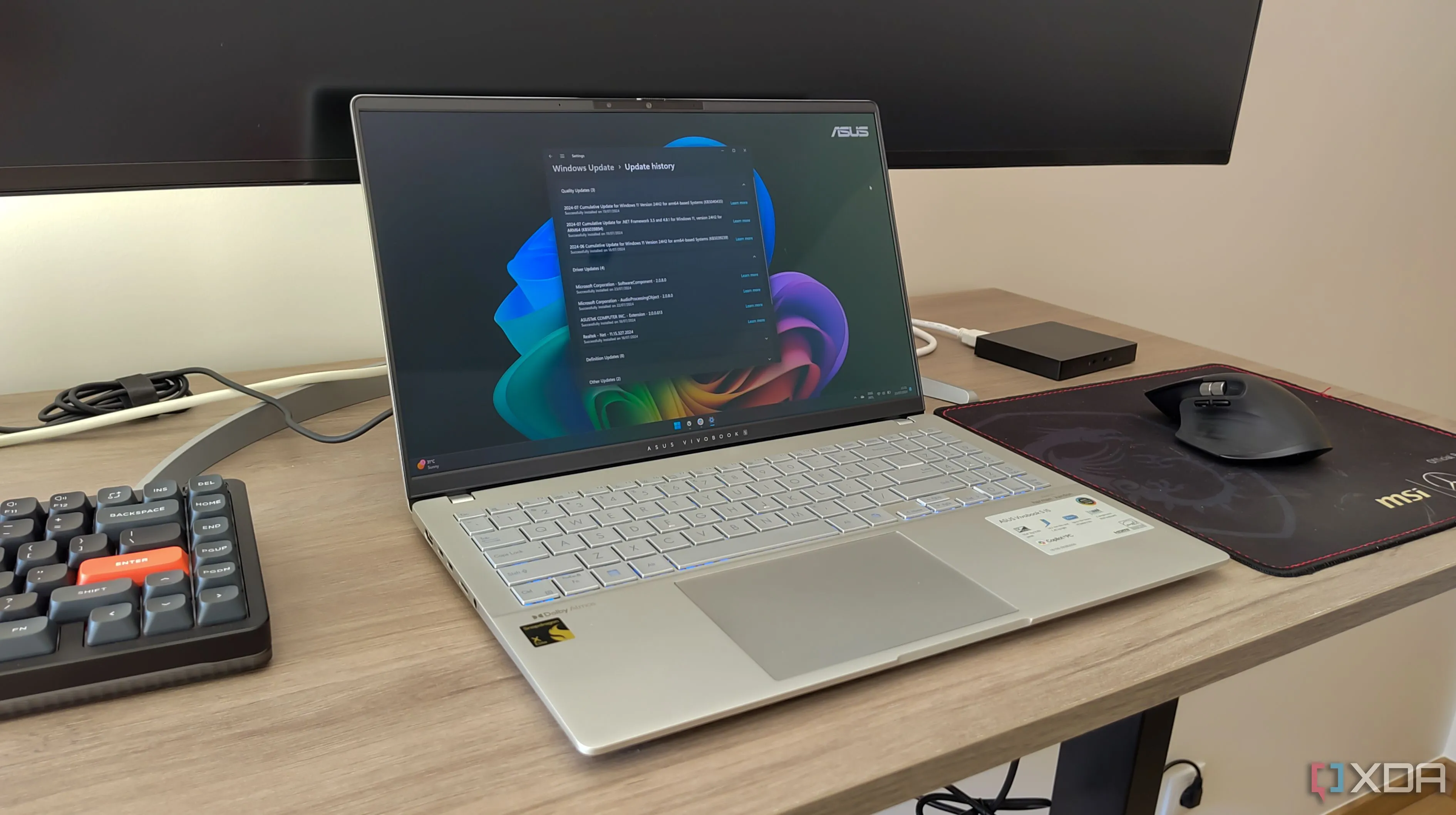 Màn hình laptop Windows 11 hiển thị lịch sử cập nhật, đại diện cho hệ điều hành phổ biến chạy trên nhiều cấu hình phần cứng đa dạng
