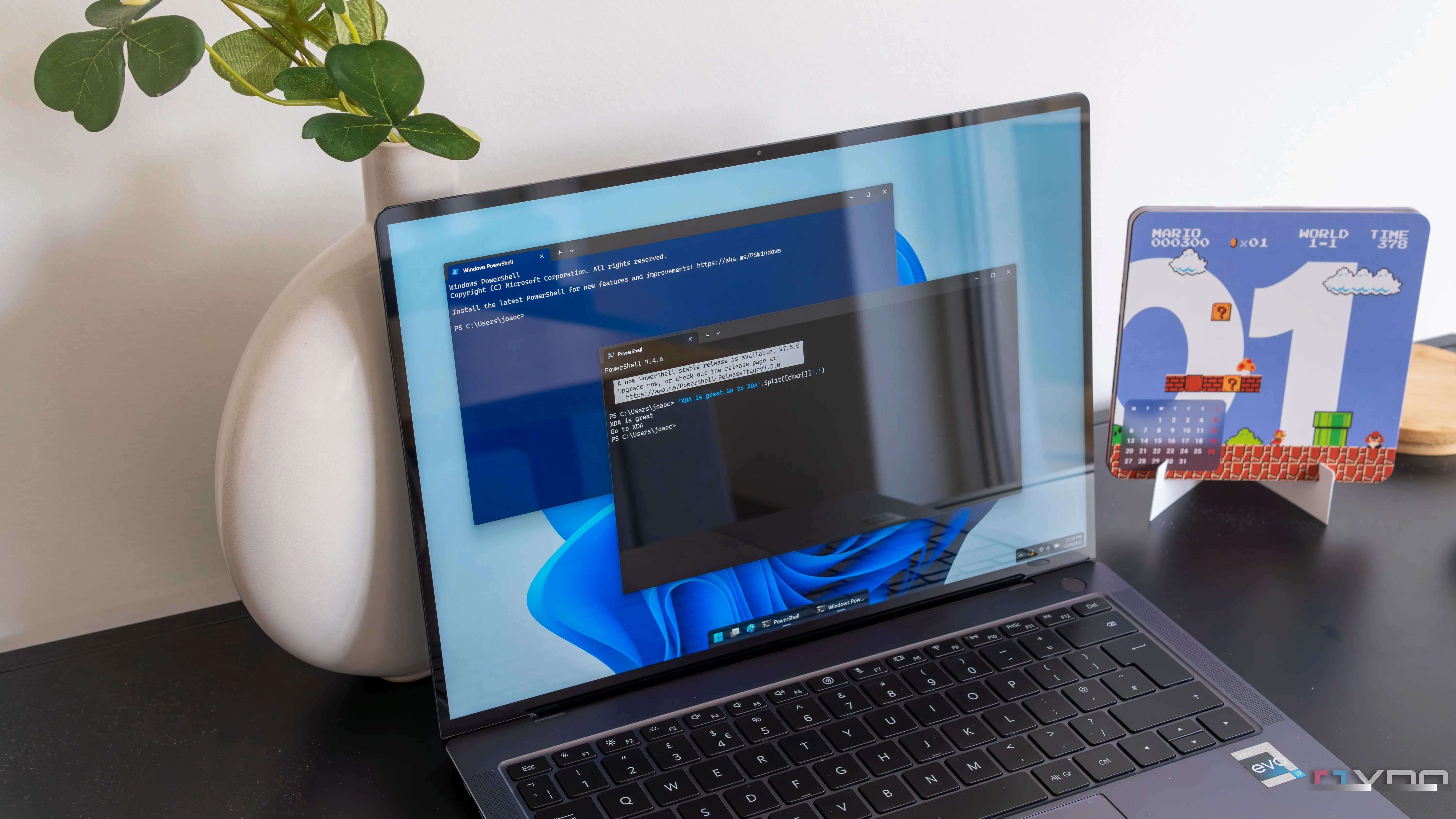 Màn hình laptop Windows 11 hiển thị sự khác biệt giữa Windows PowerShell và terminal Zsh trong WSL, minh họa tùy chọn giao diện dòng lệnh.