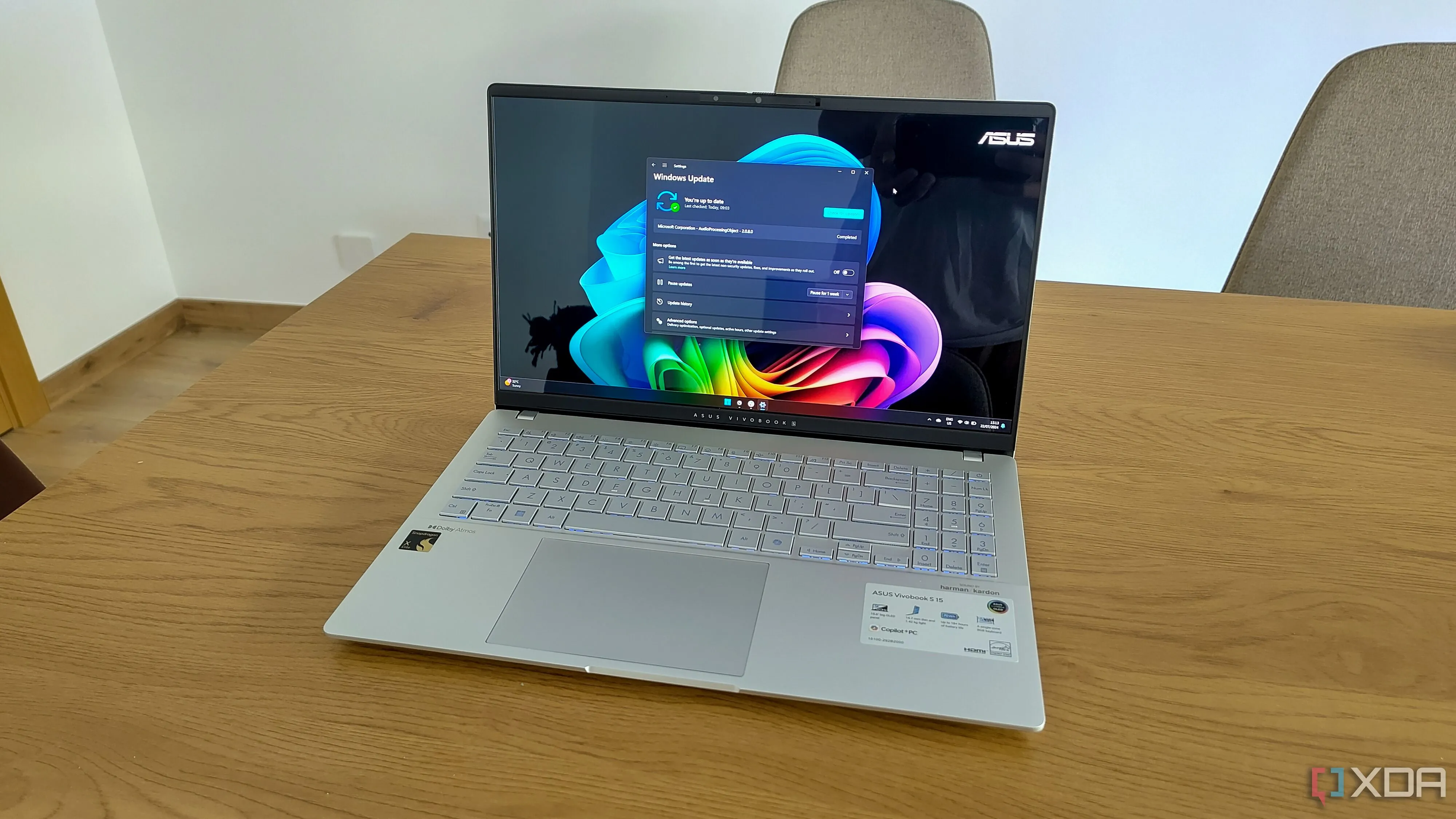 Màn hình laptop Windows 11 hiển thị trạng thái cập nhật hệ thống trong Settings app