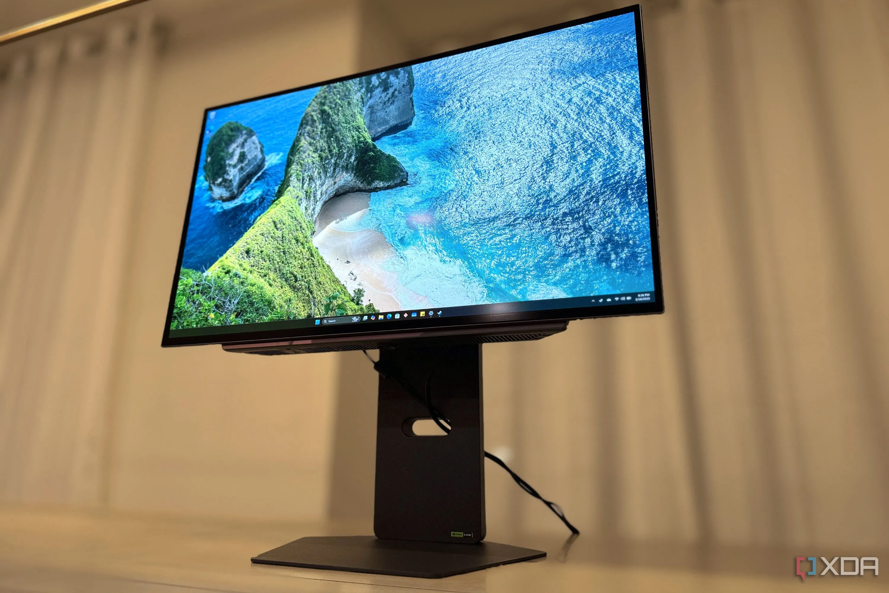 Màn hình LG hiển thị giao diện desktop của Windows, cho thấy sự cần thiết của một hệ điều hành bản quyền cho chiếc PC mới.