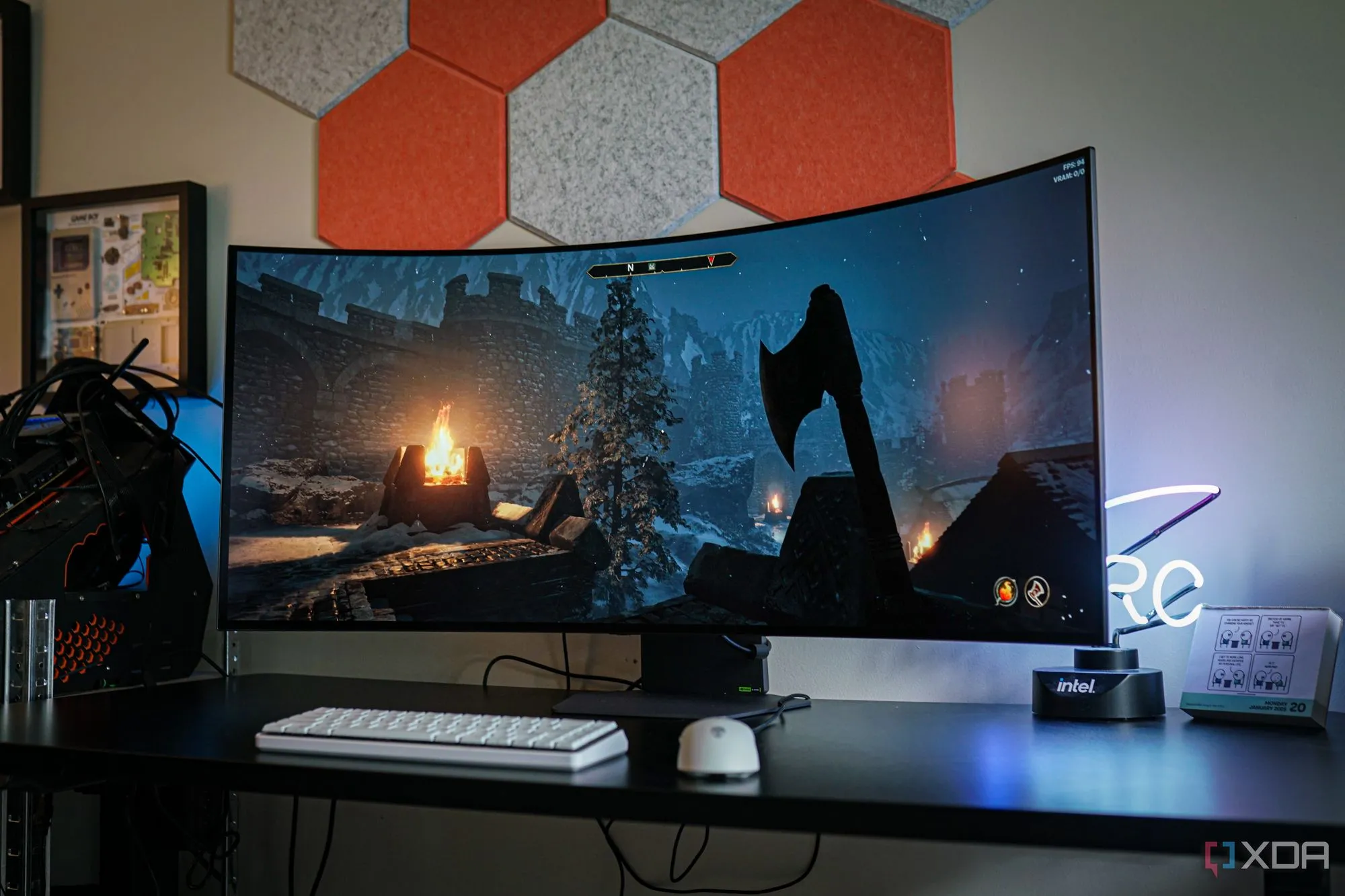 Màn hình LG UltraGear 5K2K OLED cao cấp trên bàn làm việc