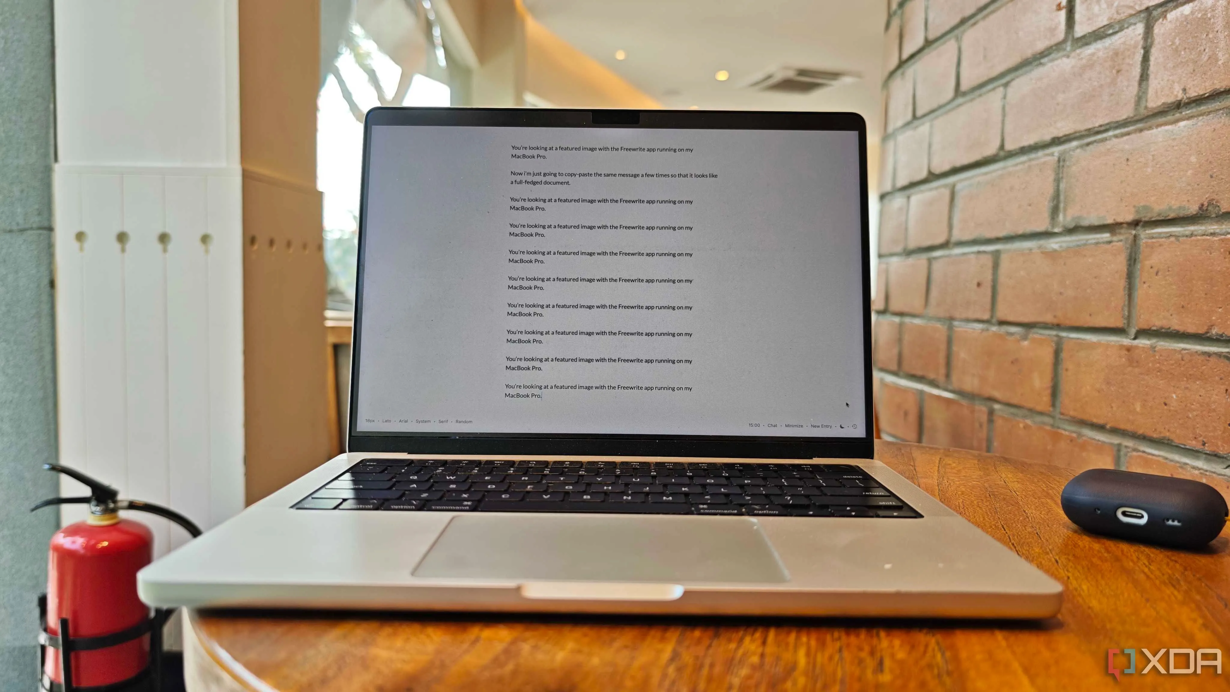 Màn hình MacBook hiển thị giao diện phần mềm Novelcrafter với tính năng lập kế hoạch cốt truyện chi tiết