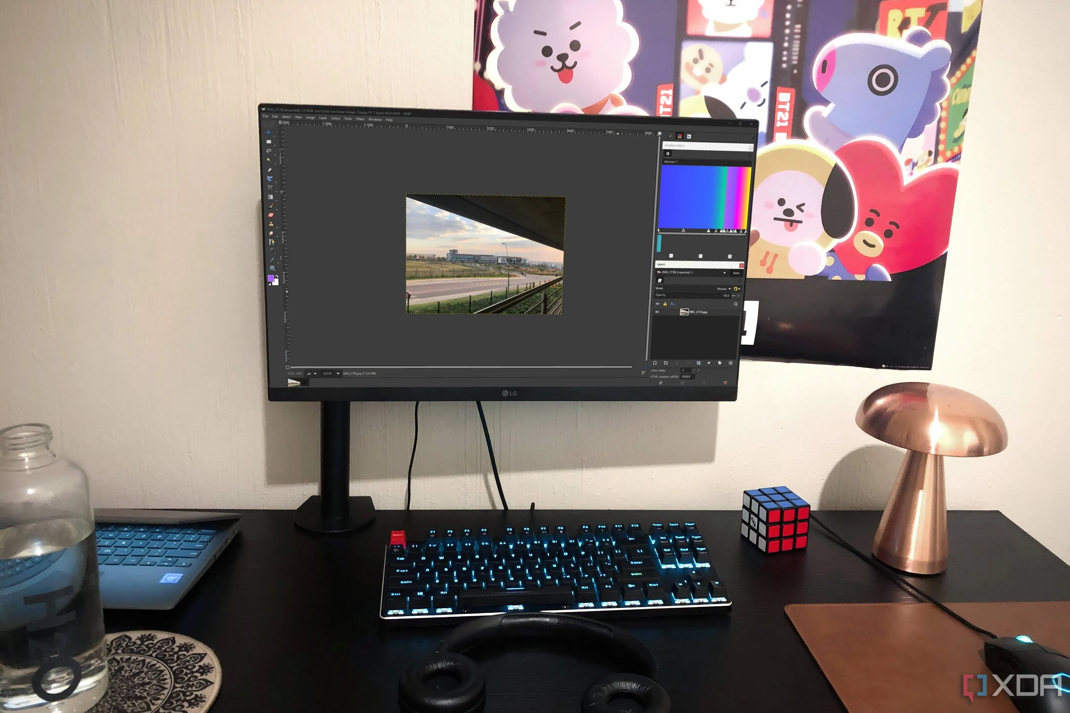 Màn hình máy tính bàn chạy Linux với giao diện GIMP tùy chỉnh, minh họa phần mềm mã nguồn mở trên Linux.